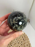 Esfera de jaspe riolita  natural pulida con patrones orbiculares.