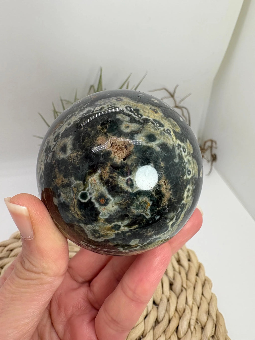 Esfera de jaspe océano natural pulida con patrones orbiculares.