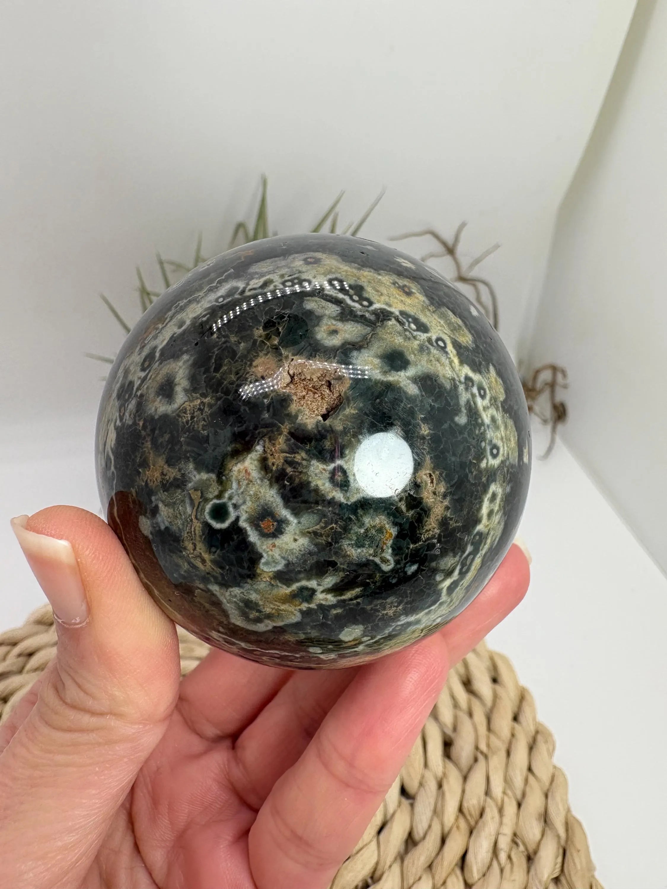 Esfera de jaspe océano natural pulida con patrones orbiculares.