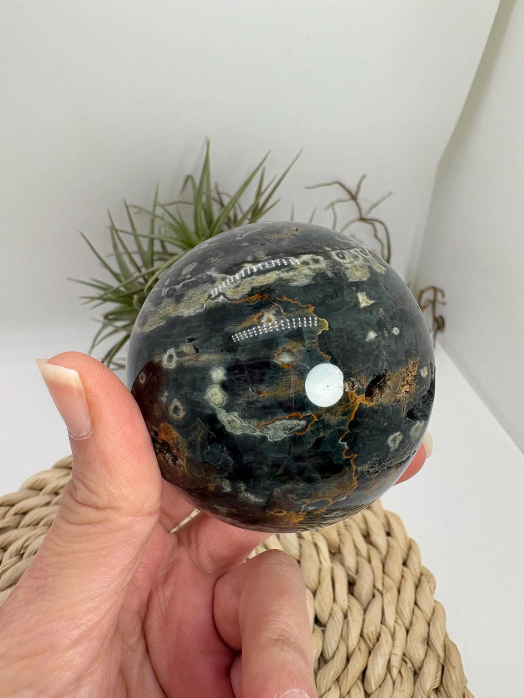 Esfera de jaspe océano natural pulida con patrones orbiculares.