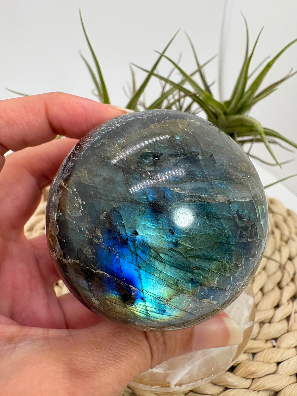 Esfera de labradorita natural con hermosos reflejos, asociada con la protección energética, la intuición y la transformación personal.