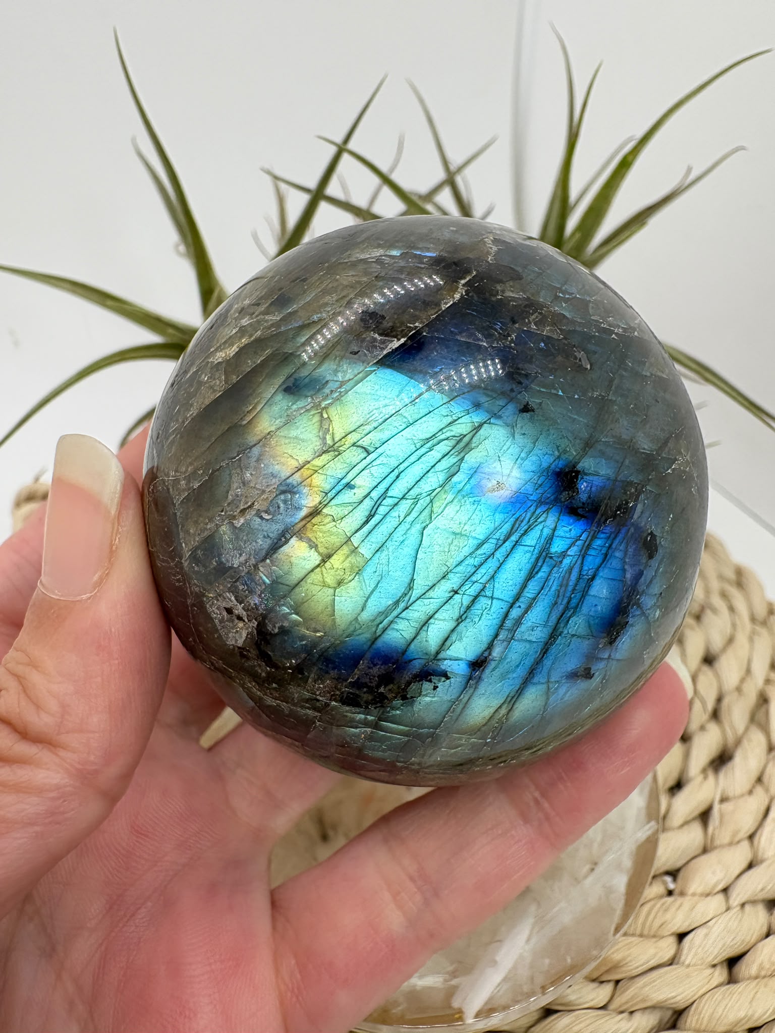 Esfera de labradorita natural con hermosos reflejos, asociada con la protección energética, la intuición y la transformación personal.