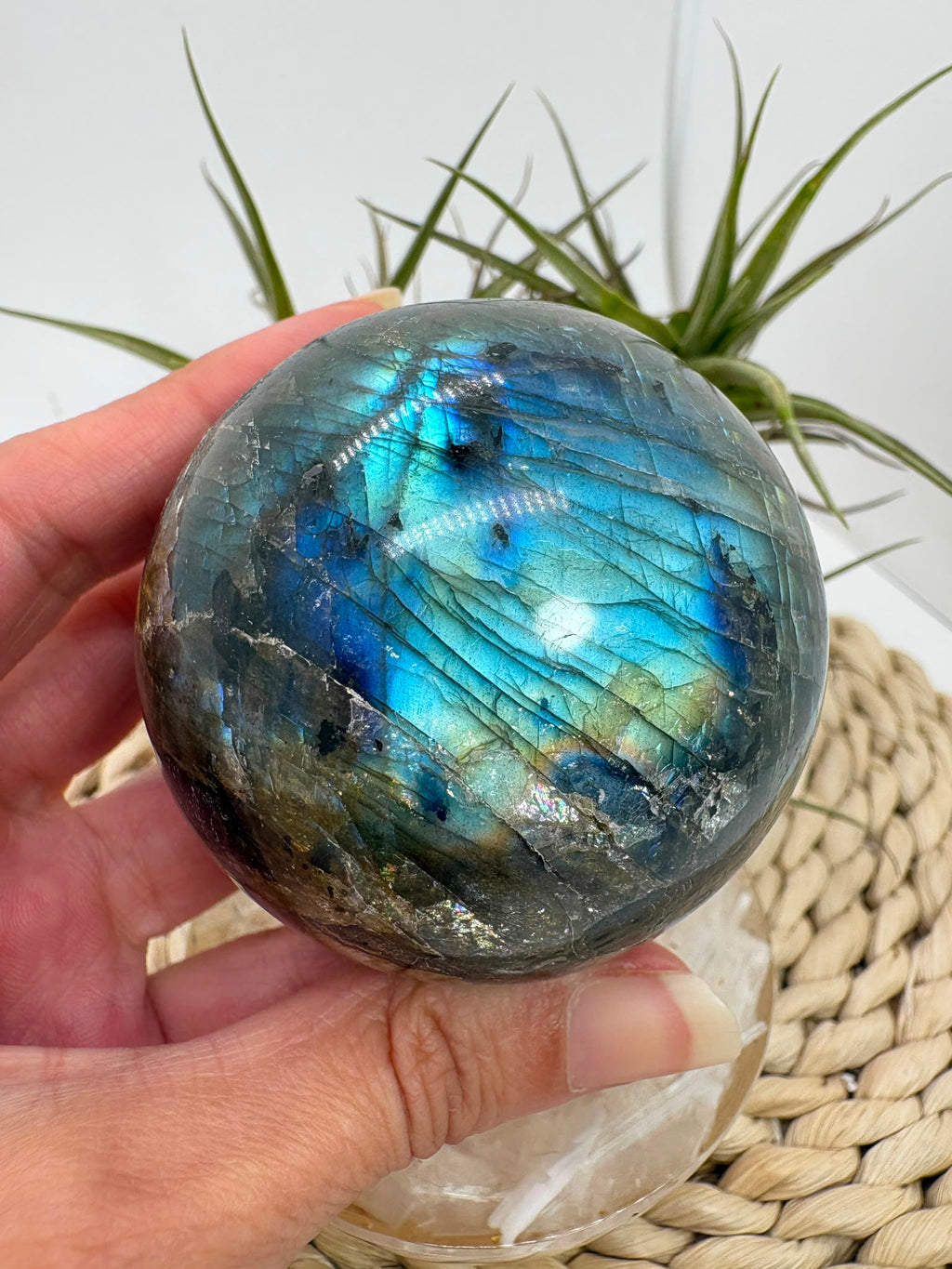 Esfera de labradorita natural con hermosos reflejos, asociada con la protección energética, la intuición y la transformación personal.