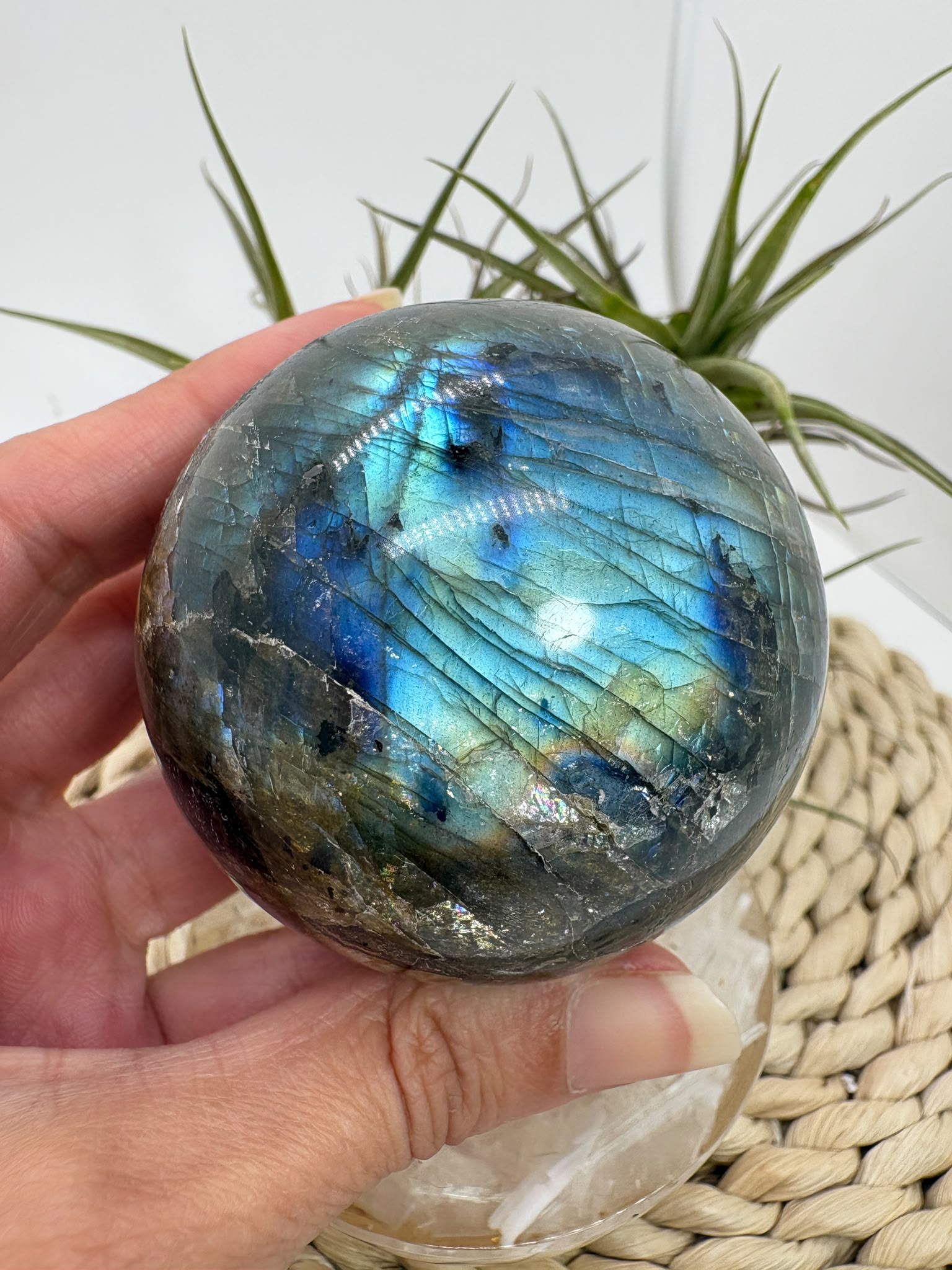 Esfera de labradorita natural con hermosos reflejos, asociada con la protección energética, la intuición y la transformación personal.