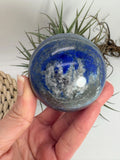 Esfera de lapislazuli natural pulida con intenso colo razul y vetas minerales. Pieza única ideal para colección, decoración o energía espiritual.
