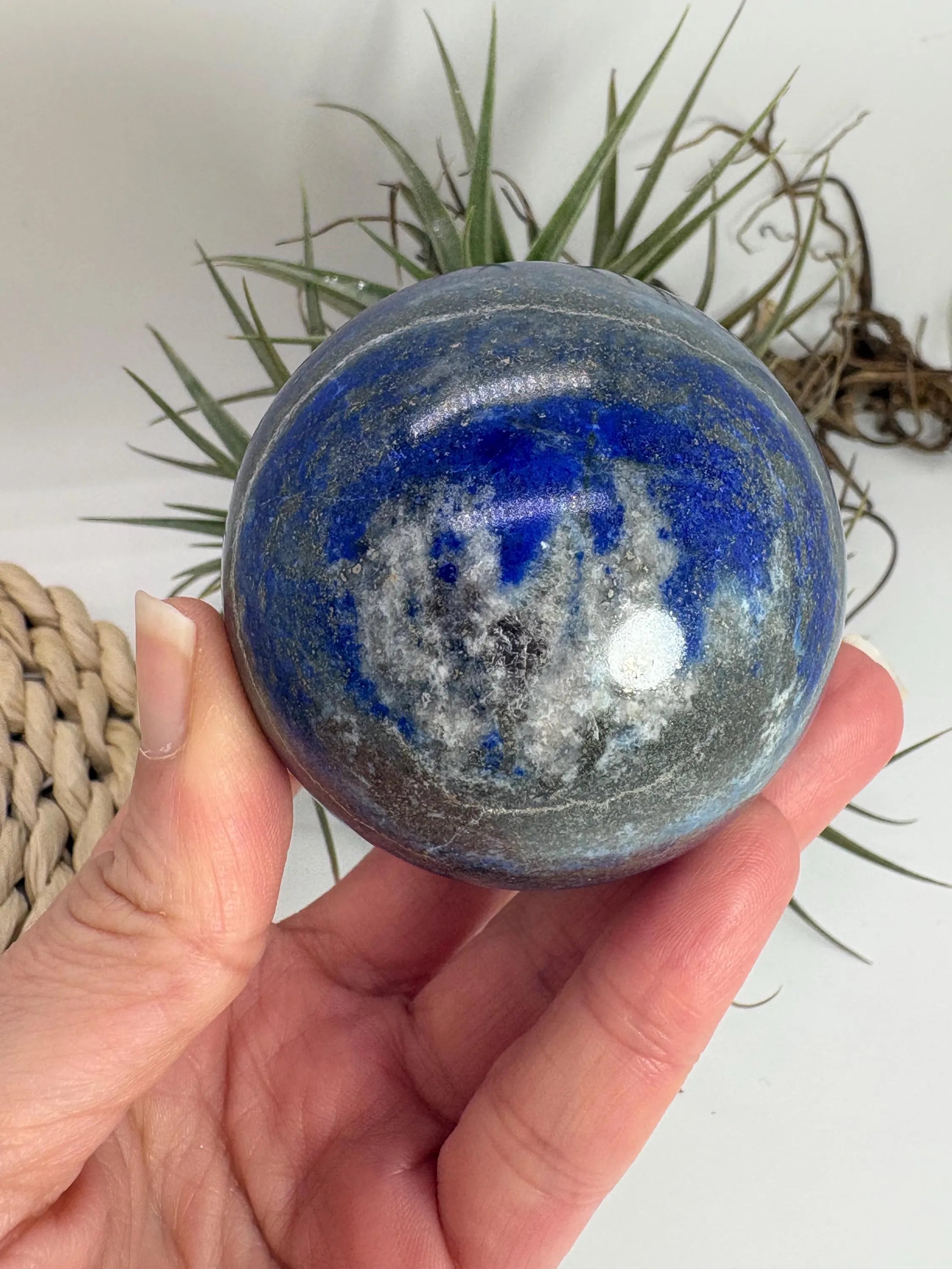 Esfera de lapislazuli natural pulida con intenso colo razul y vetas minerales. Pieza única ideal para colección, decoración o energía espiritual.