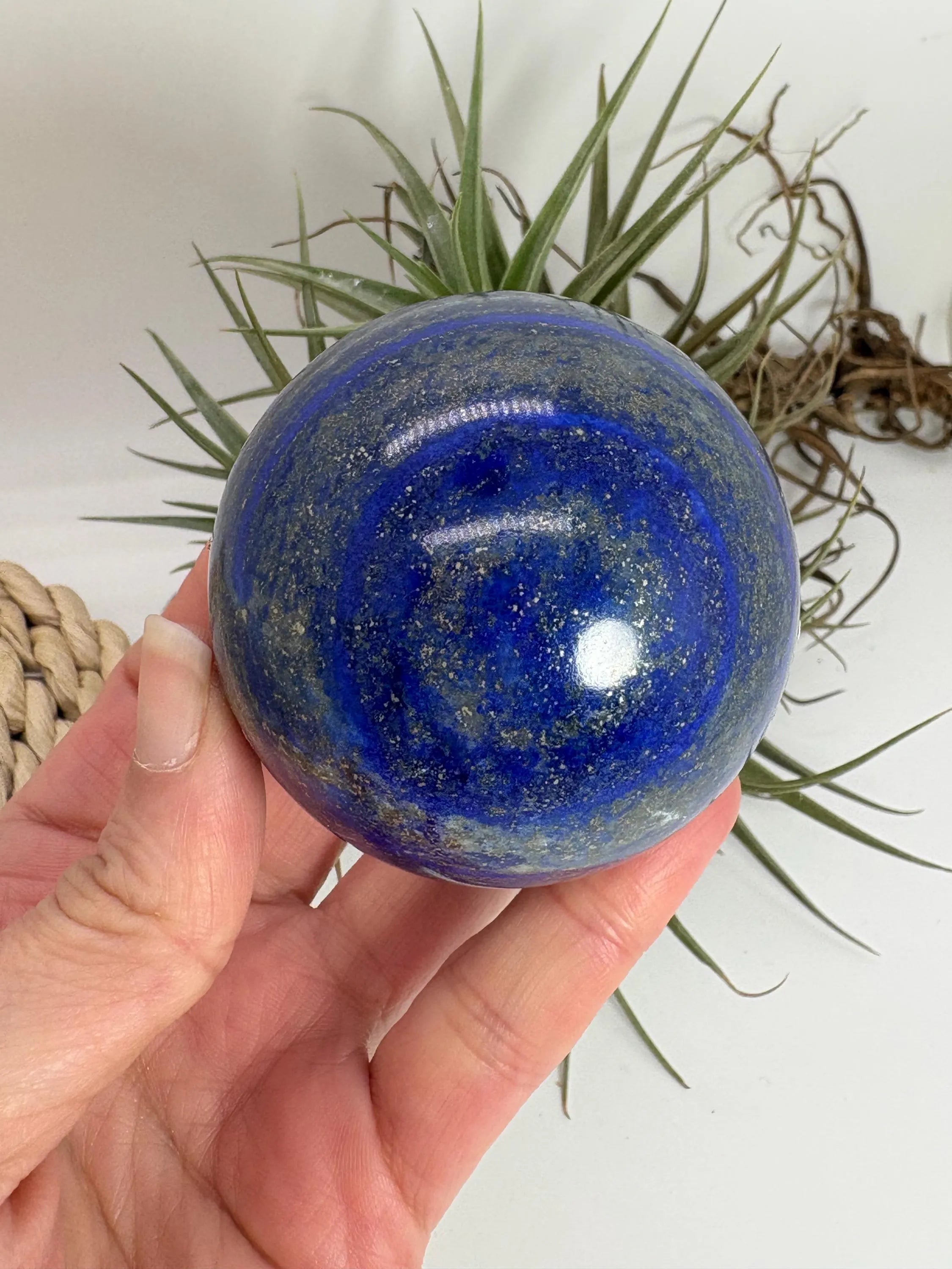 Esfera de lapislazuli natural pulida con intenso colo razul y vetas minerales. Pieza única ideal para colección, decoración o energía espiritual.