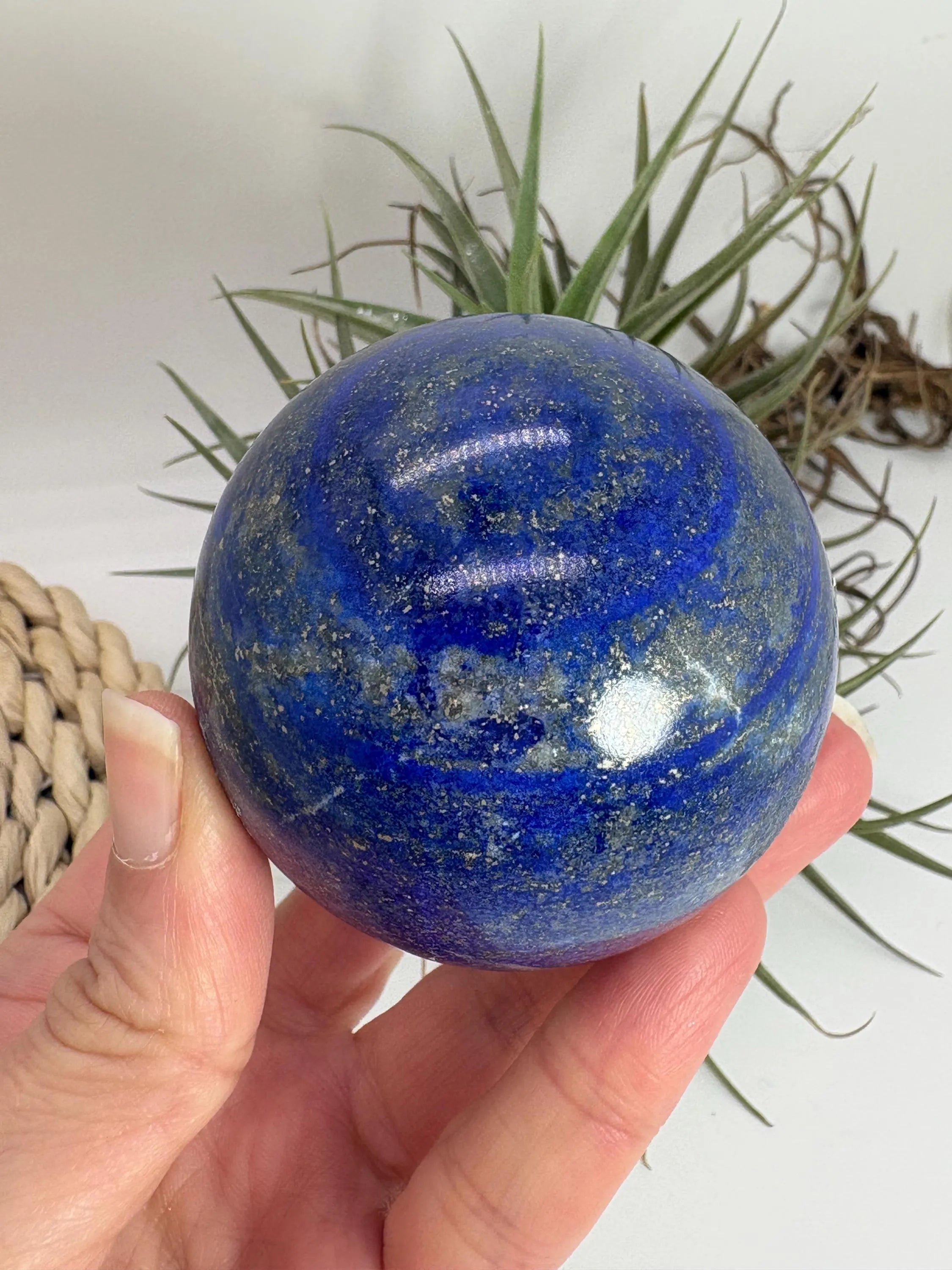 Esfera de lapislazuli natural pulida con intenso colo razul y vetas minerales. Pieza única ideal para colección, decoración o energía espiritual.