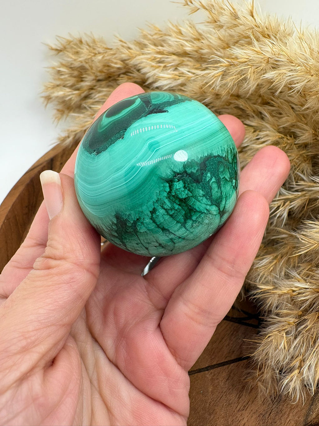  preciosa esfera de malaquita natural con,  ideal para terapias de chakra corazon, ideal para decoracion espiritual. piedra natural