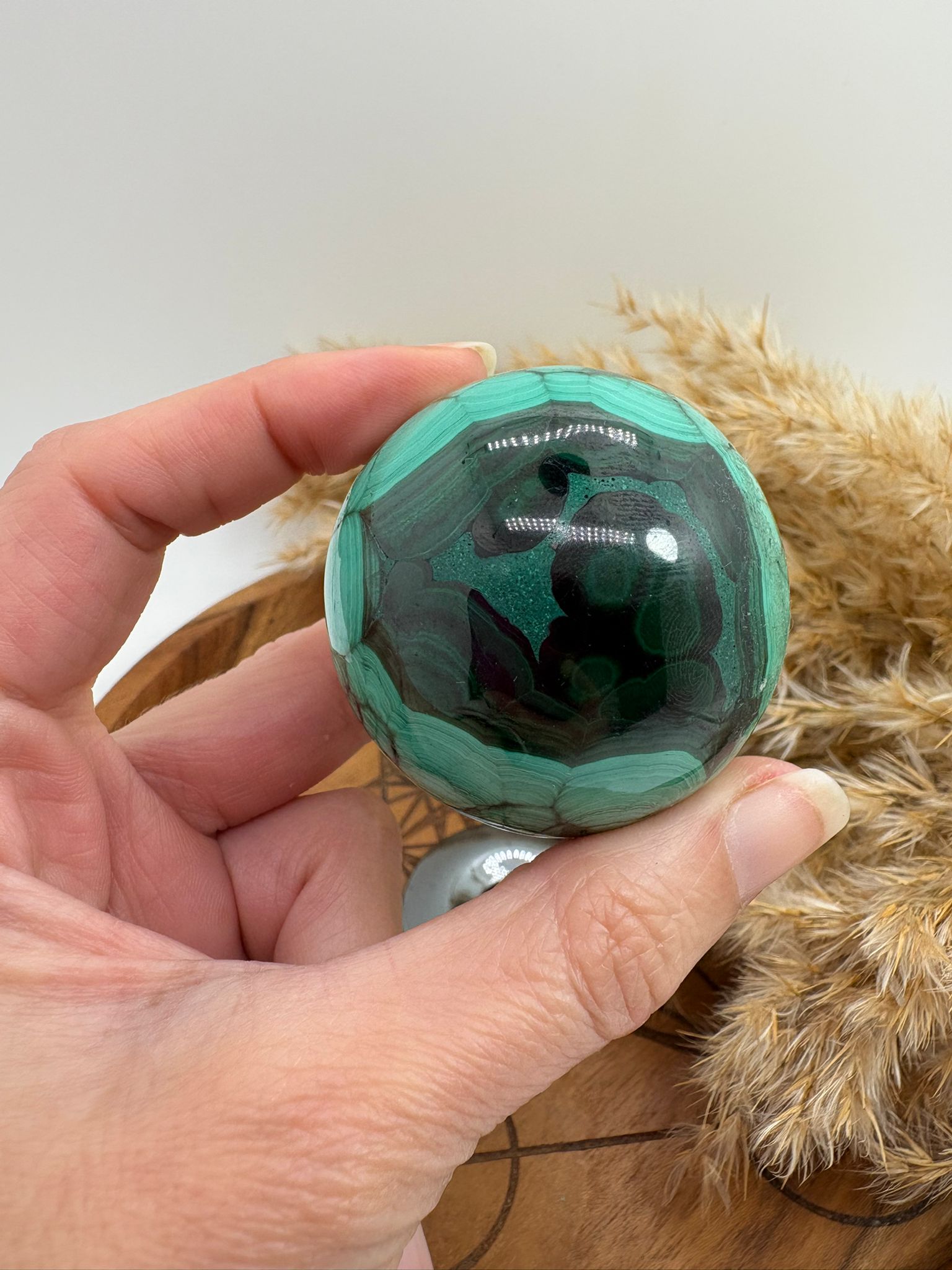  preciosa esfera de malaquita natural con,  ideal para terapias de chakra corazon, ideal para decoracion espiritual. piedra natural