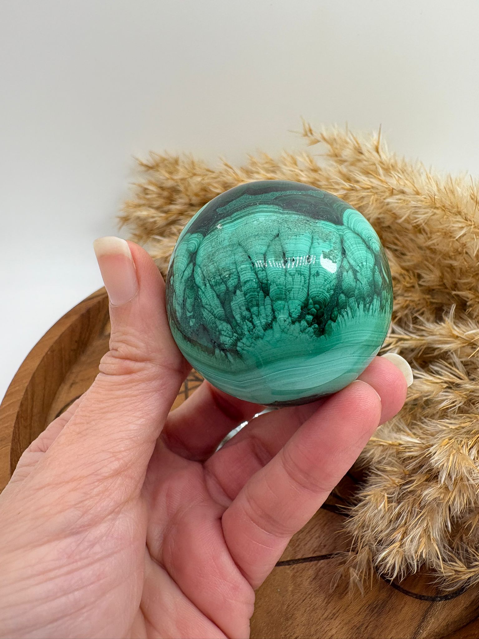  preciosa esfera de malaquita natural con,  ideal para terapias de chakra corazon, ideal para decoracion espiritual. piedra natural