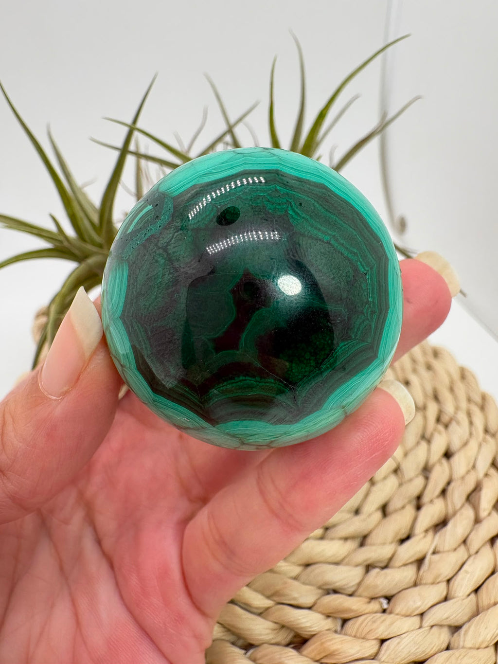 Esfera de malaquita natural de gran belleza, con vetas concéntricas intensas en tonos verdes&nbsp; que crean un patrón único e hipnótico.