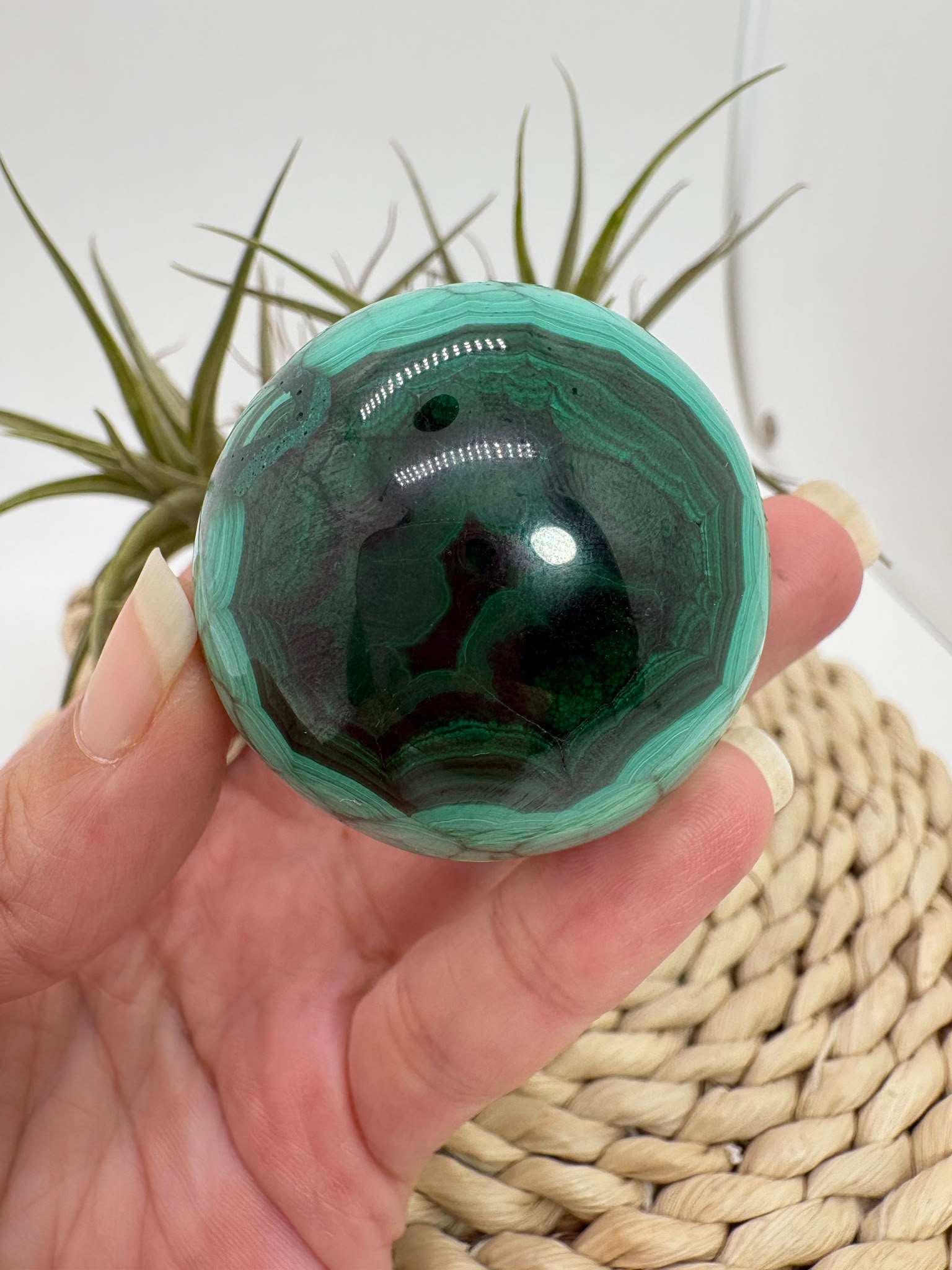 Esfera de malaquita natural de gran belleza, con vetas concéntricas intensas en tonos verdes&nbsp; que crean un patrón único e hipnótico.