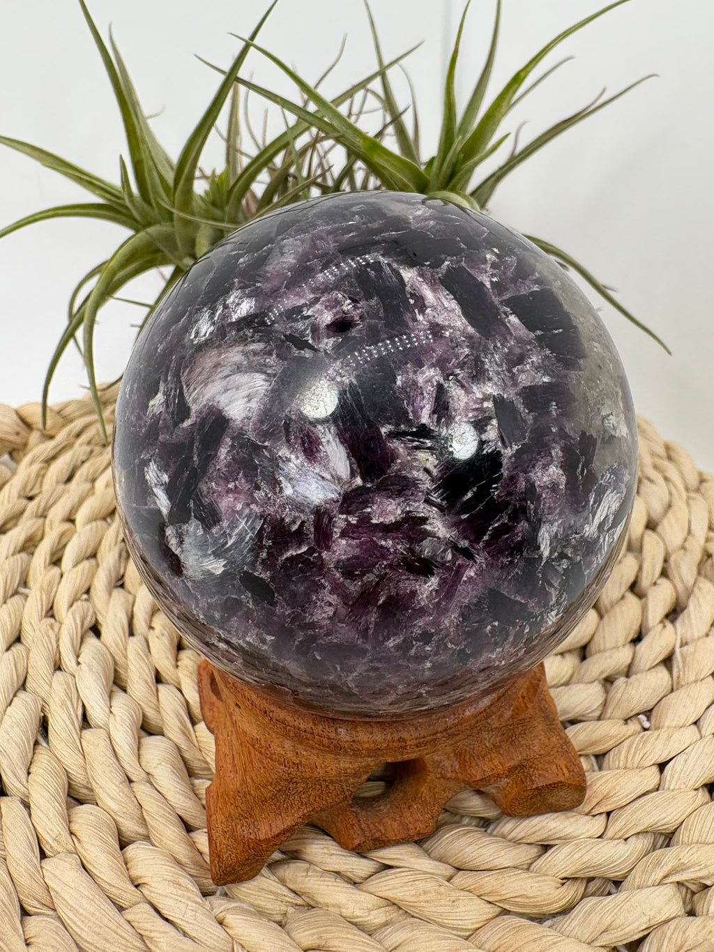 Esfera de mica lepidolita natural en tonos lilas, asociada con la calma, el equilibrio emocional y la relajación. Pieza única con acabado pulido.
