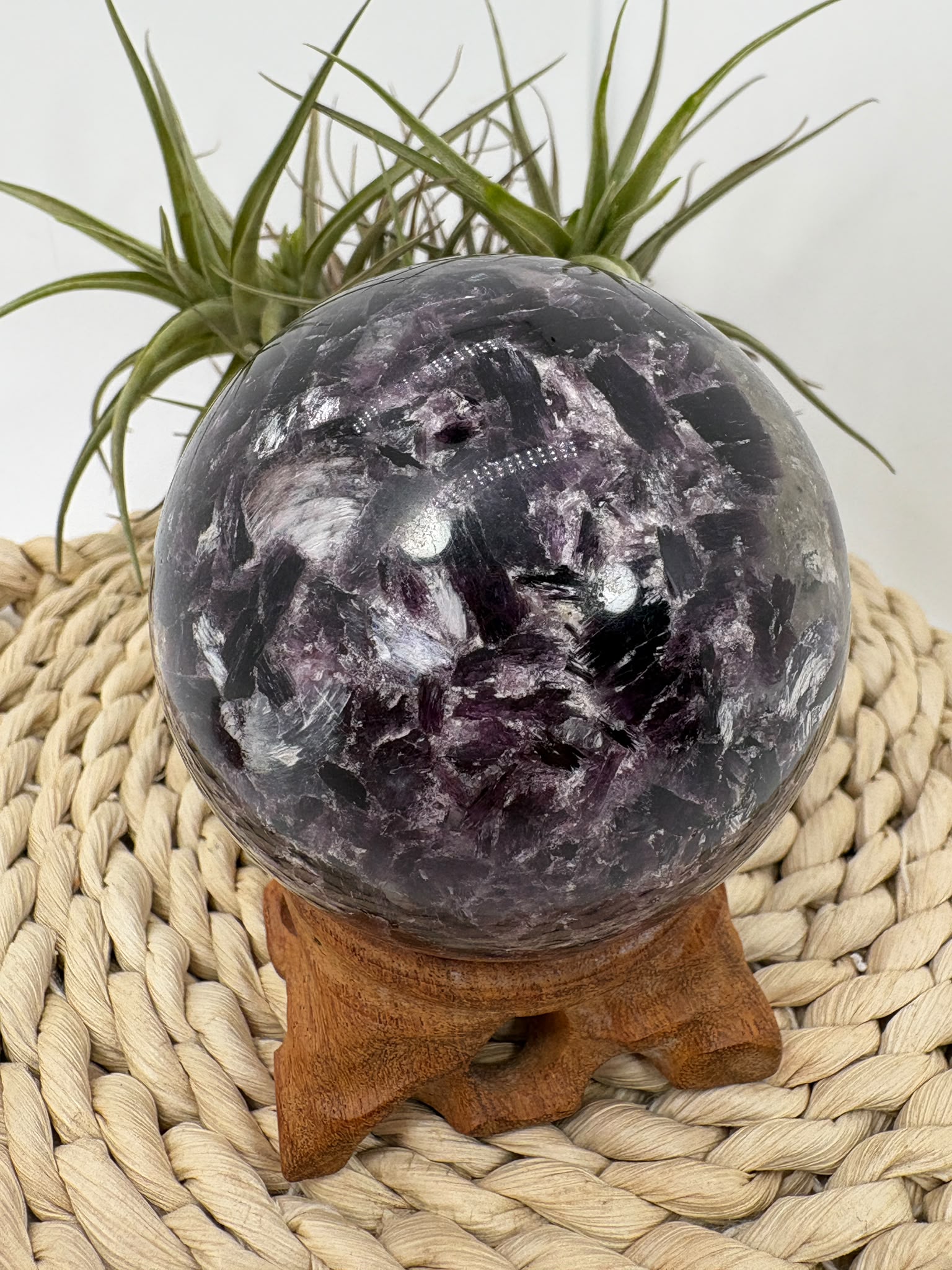 Esfera de mica lepidolita natural en tonos lilas, asociada con la calma, el equilibrio emocional y la relajación. Pieza única con acabado pulido.