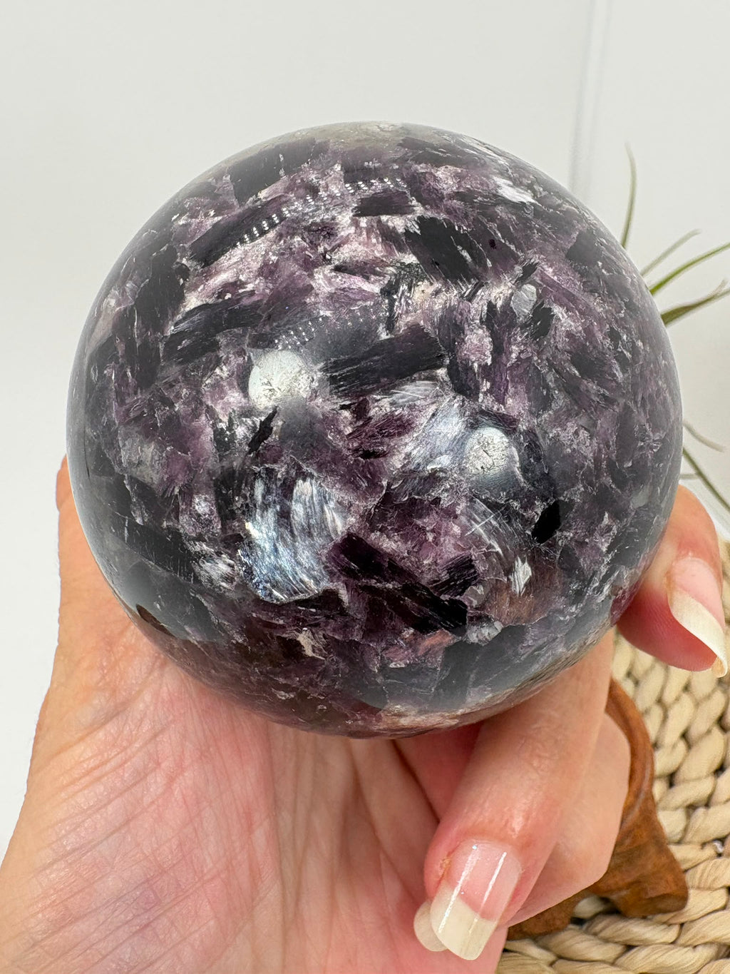 Esfera de mica lepidolita natural en tonos lilas, asociada con la calma, el equilibrio emocional y la relajación. Pieza única con acabado pulido.