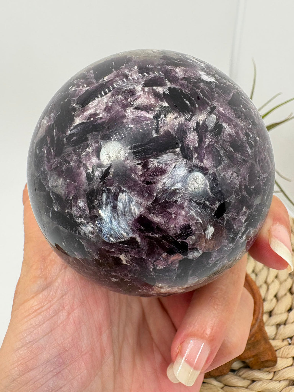 Esfera de mica lepidolita natural en tonos lilas, asociada con la calma, el equilibrio emocional y la relajación. Pieza única con acabado pulido.