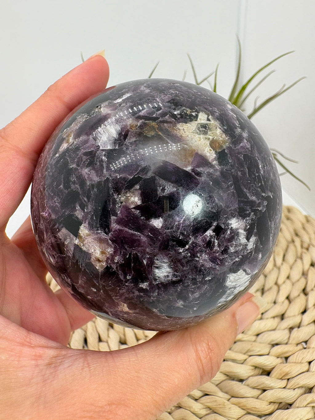 Esfera de mica lepidolita natural en tonos lilas, asociada con la calma, el equilibrio emocional y la relajación. Pieza única con acabado pulido.