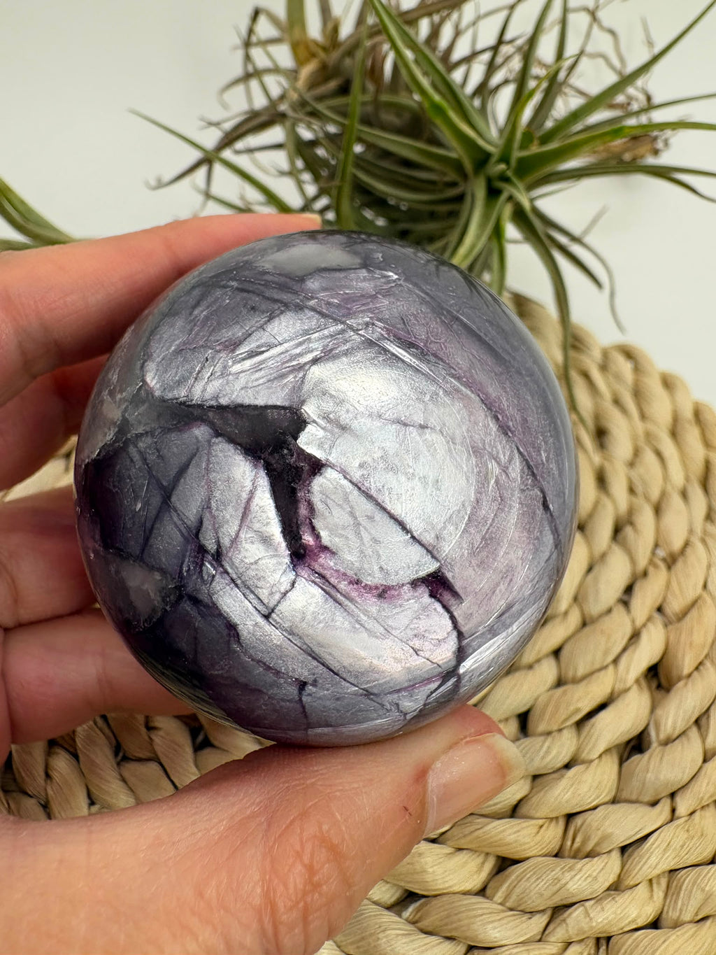 Mica lepidolita con litio natural, de intensos tonos violetas y reflejos plateados. Una pieza espiritual asociada a la calma y la transformación.