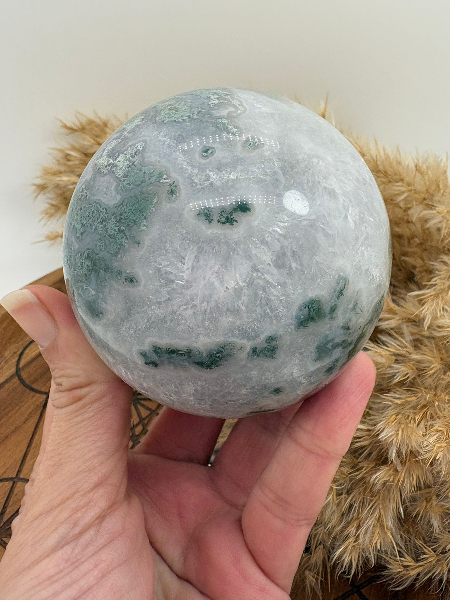 Esfera de ágata musgo natural de 6,8 cm y 440 gr. Pieza única con preciosos tonos verdes y blancos, ideal para decoración, equilibrio y conexión con la naturaleza.