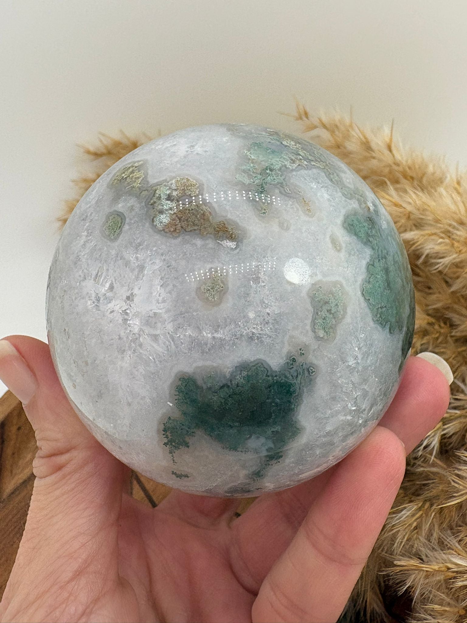 Esfera de ágata musgo natural de 6,8 cm y 440 gr. Pieza única con preciosos tonos verdes y blancos, ideal para decoración, equilibrio y conexión con la naturaleza.