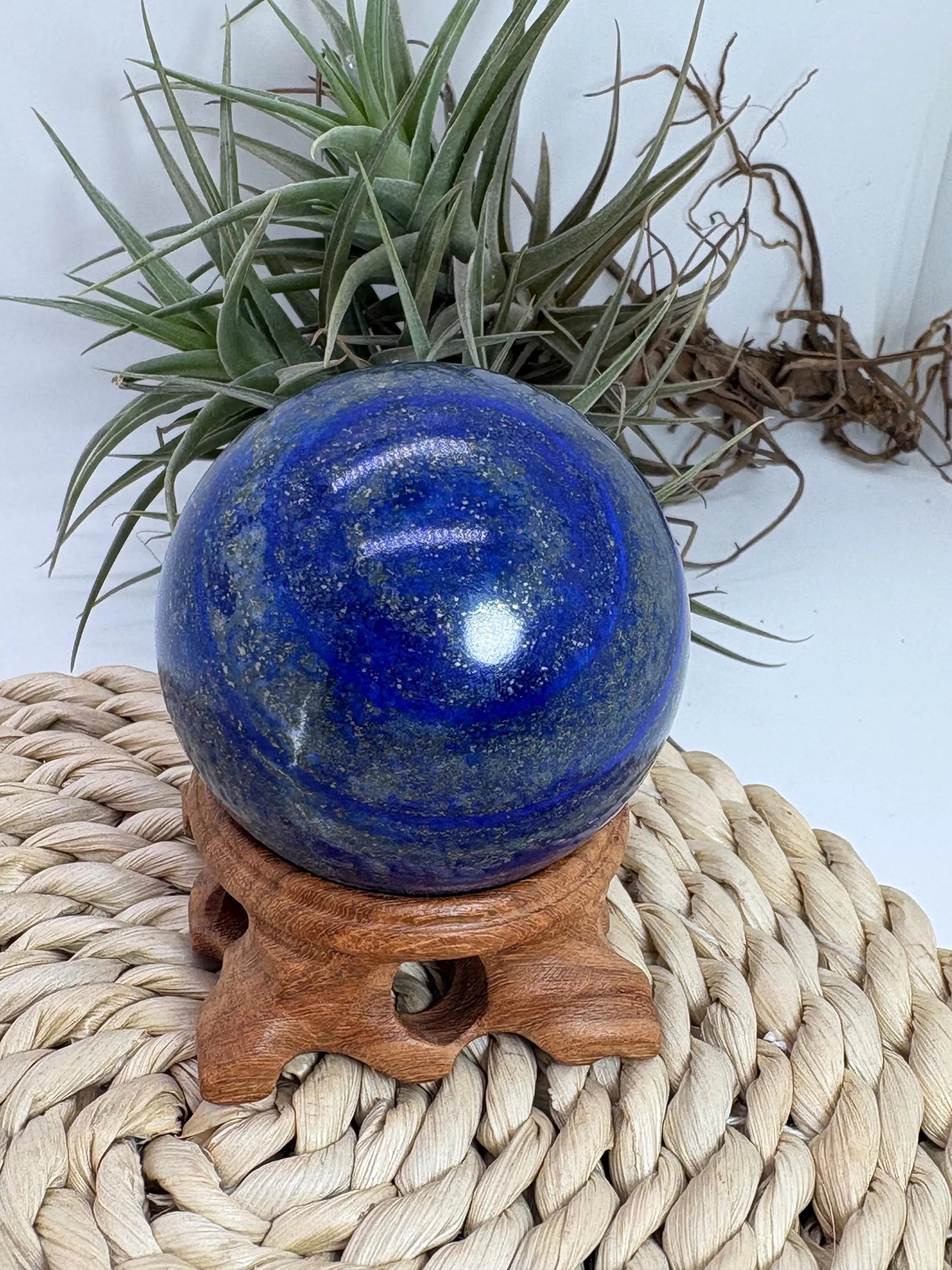 Esfera de lapislazuli natural pulida con intenso colo razul y vetas minerales. Pieza única ideal para colección, decoración o energía espiritual.
