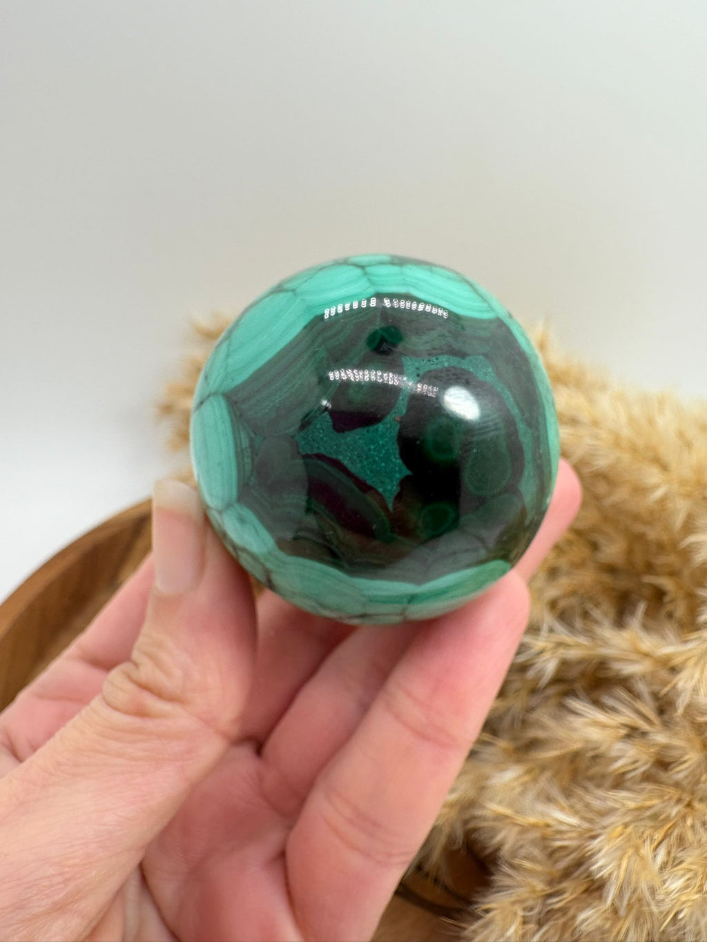  preciosa esfera de malaquita natural con,  ideal para terapias de chakra corazon, ideal para decoracion espiritual. piedra natural