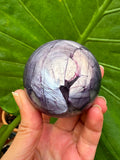 Mica lepidolita con litio natural, de intensos tonos violetas y reflejos plateados. Una pieza espiritual asociada a la calma y la transformación.