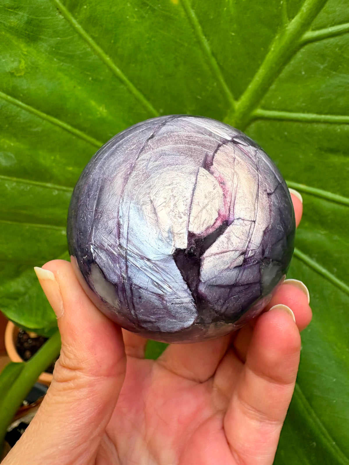 Mica lepidolita con litio natural, de intensos tonos violetas y reflejos plateados. Una pieza espiritual asociada a la calma y la transformación.
