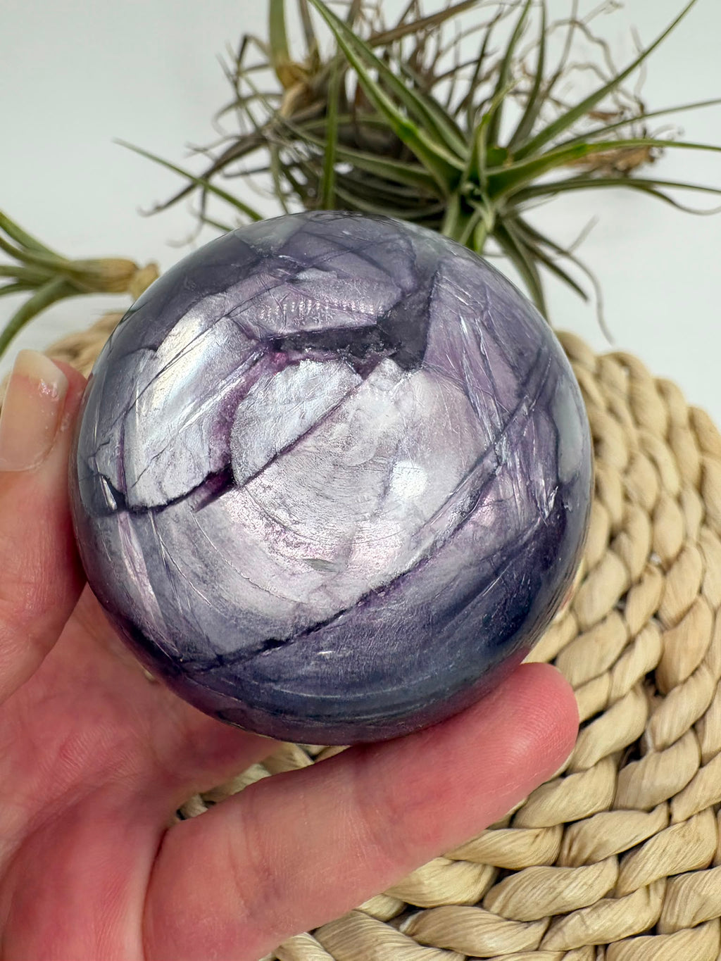 Mica lepidolita con litio natural, de intensos tonos violetas y reflejos plateados. Una pieza espiritual asociada a la calma y la transformación.
