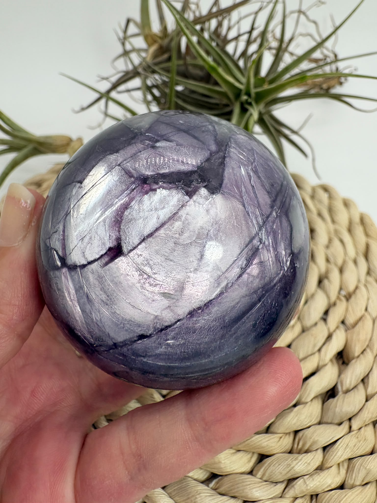Mica lepidolita con litio natural, de intensos tonos violetas y reflejos plateados. Una pieza espiritual asociada a la calma y la transformación.