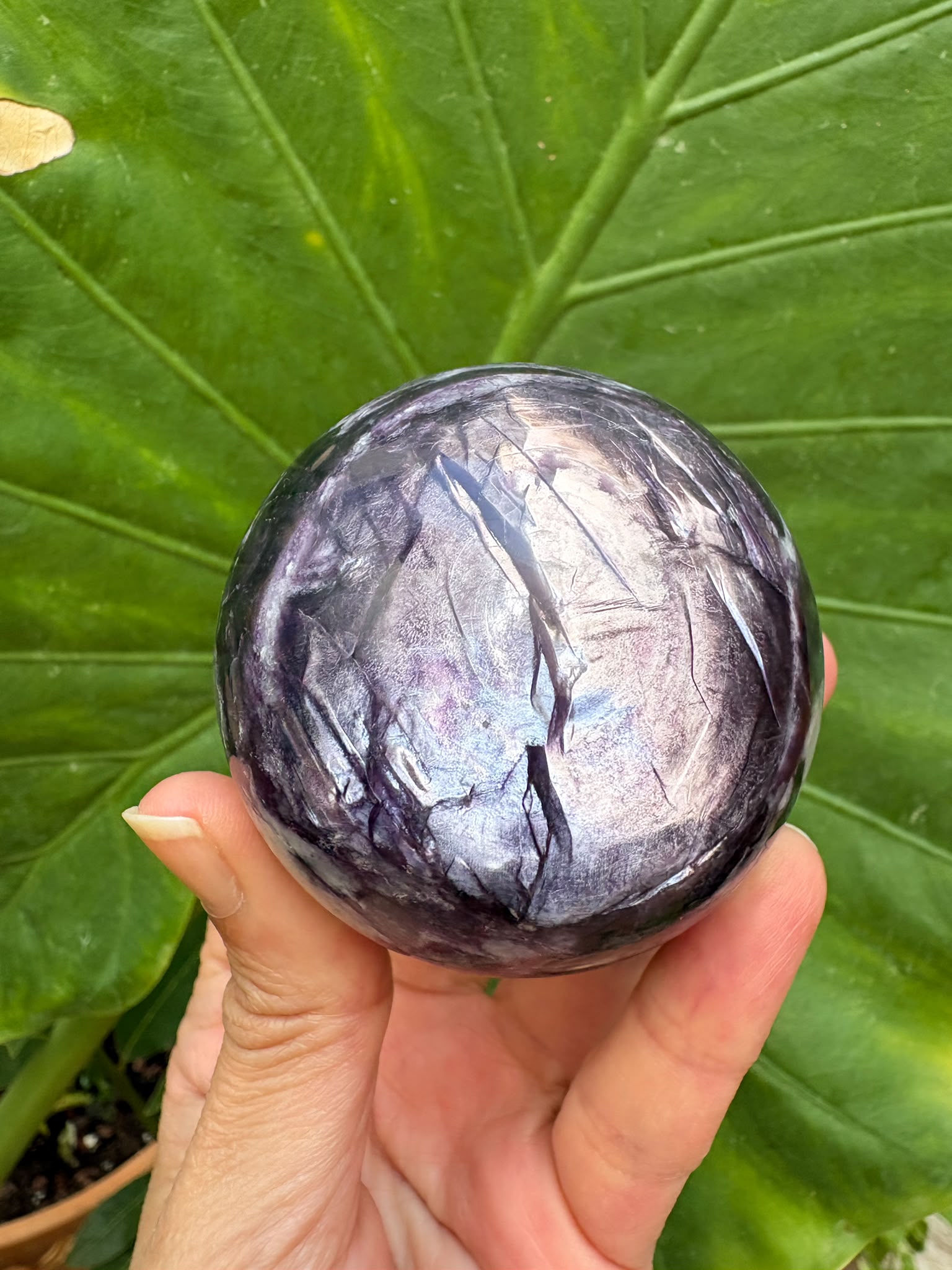 Mica lepidolita con litio natural, de intensos tonos violetas y reflejos plateados. Una pieza espiritual asociada a la calma y la transformación.