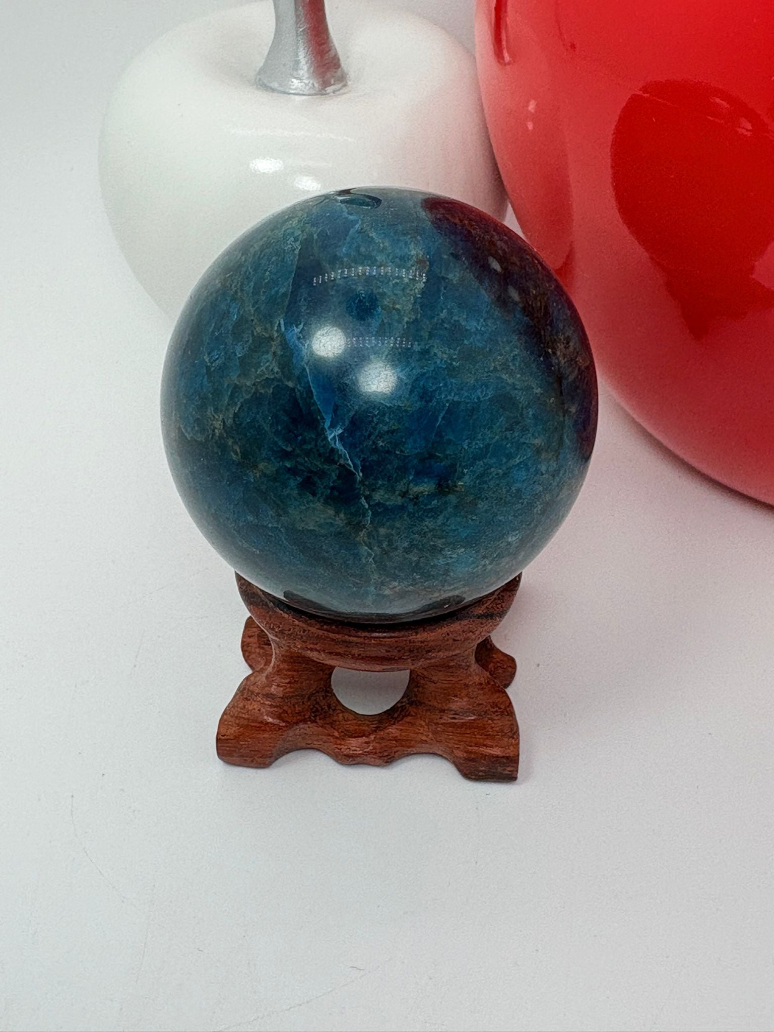 Esfera de apatito azul de 5,3 cm. Mineral asociado a la claridad mental, la comunicación y la expansión de la energía personal. Ideal para acompañarte en tu crecimiento interior.