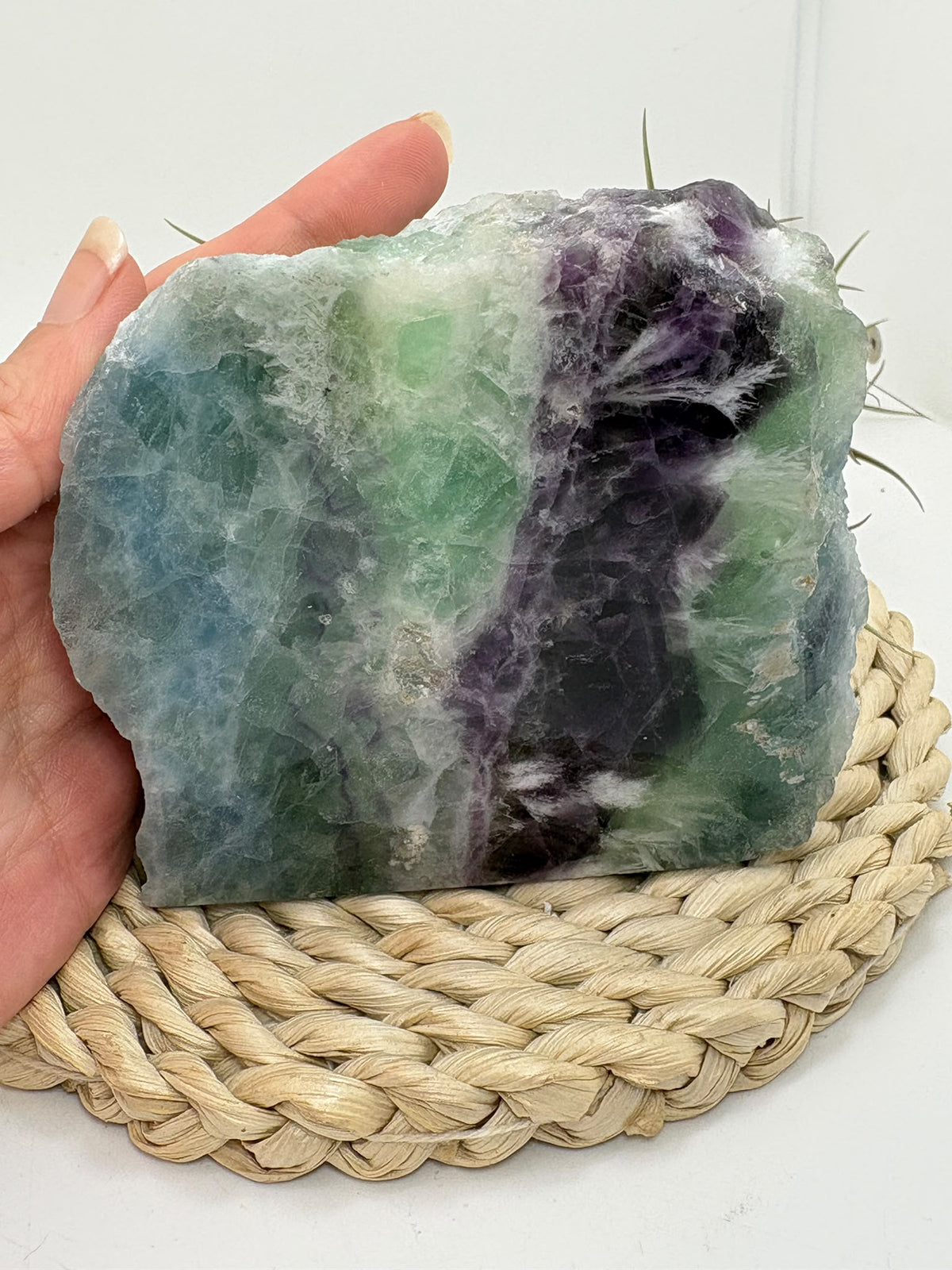 Fluorita arcoíris natural de cara pulida en tonos verdes, azules y violetas.