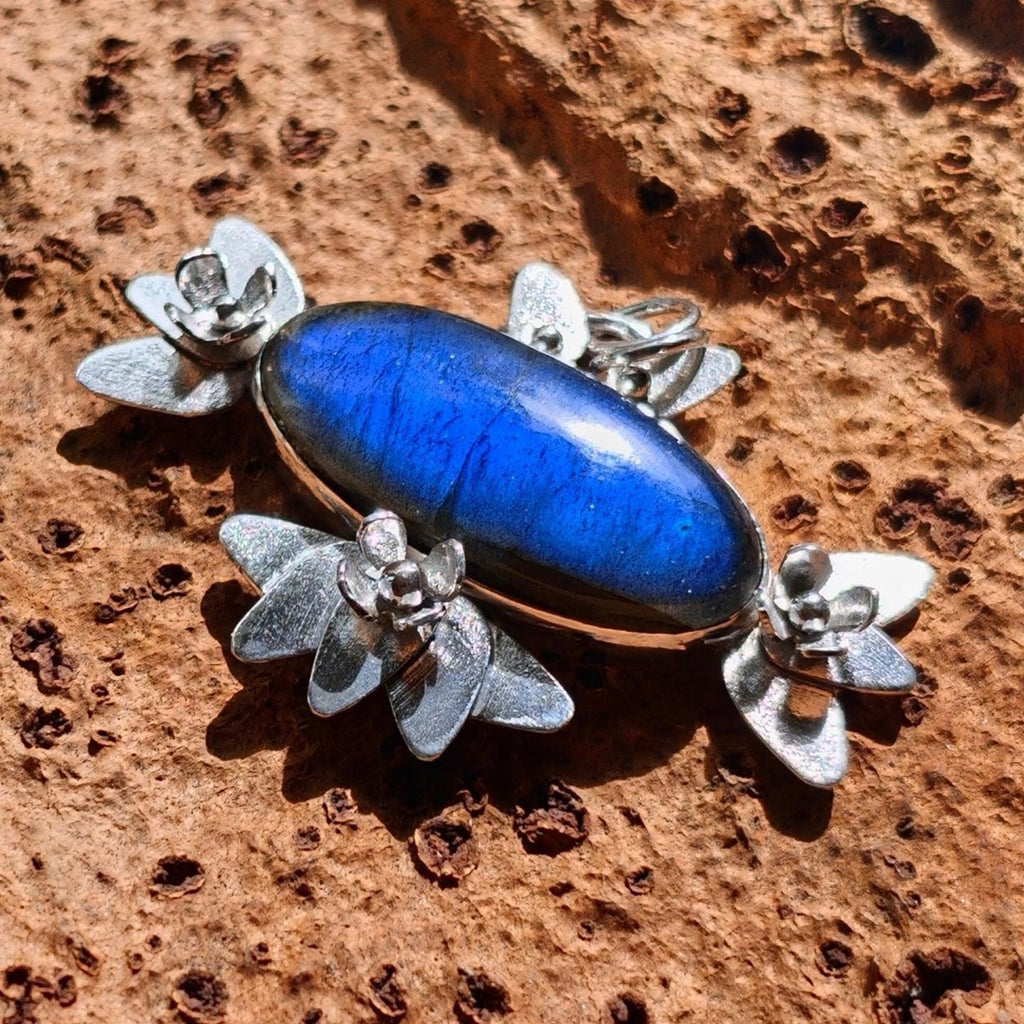 Colgante de labradorita azul con flores en plata de ley 925 - joyería de autor José Ares Design - foto 2