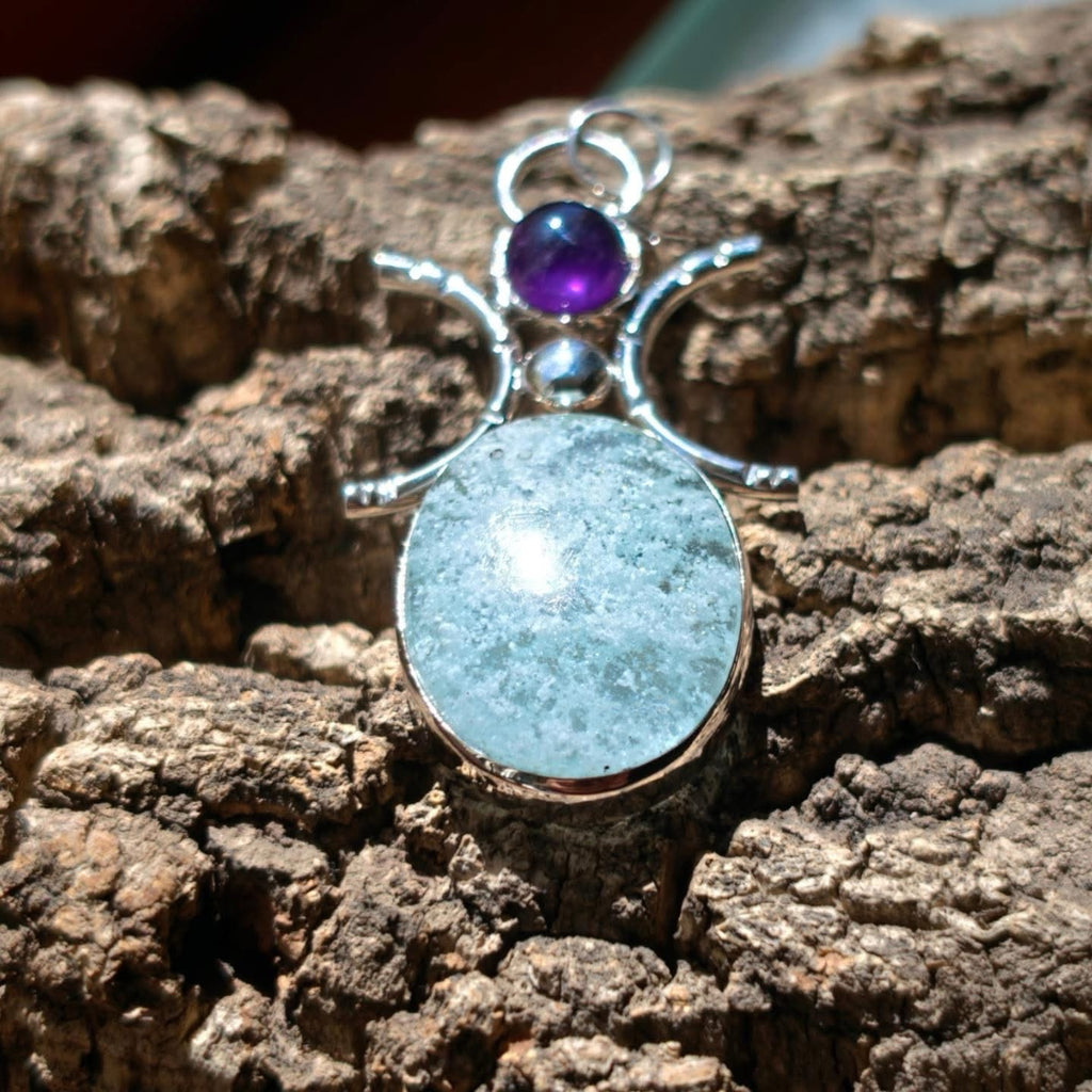 Colgante Triple Luna de plata 925 con hemimorfita y amatista sobre corcho natural