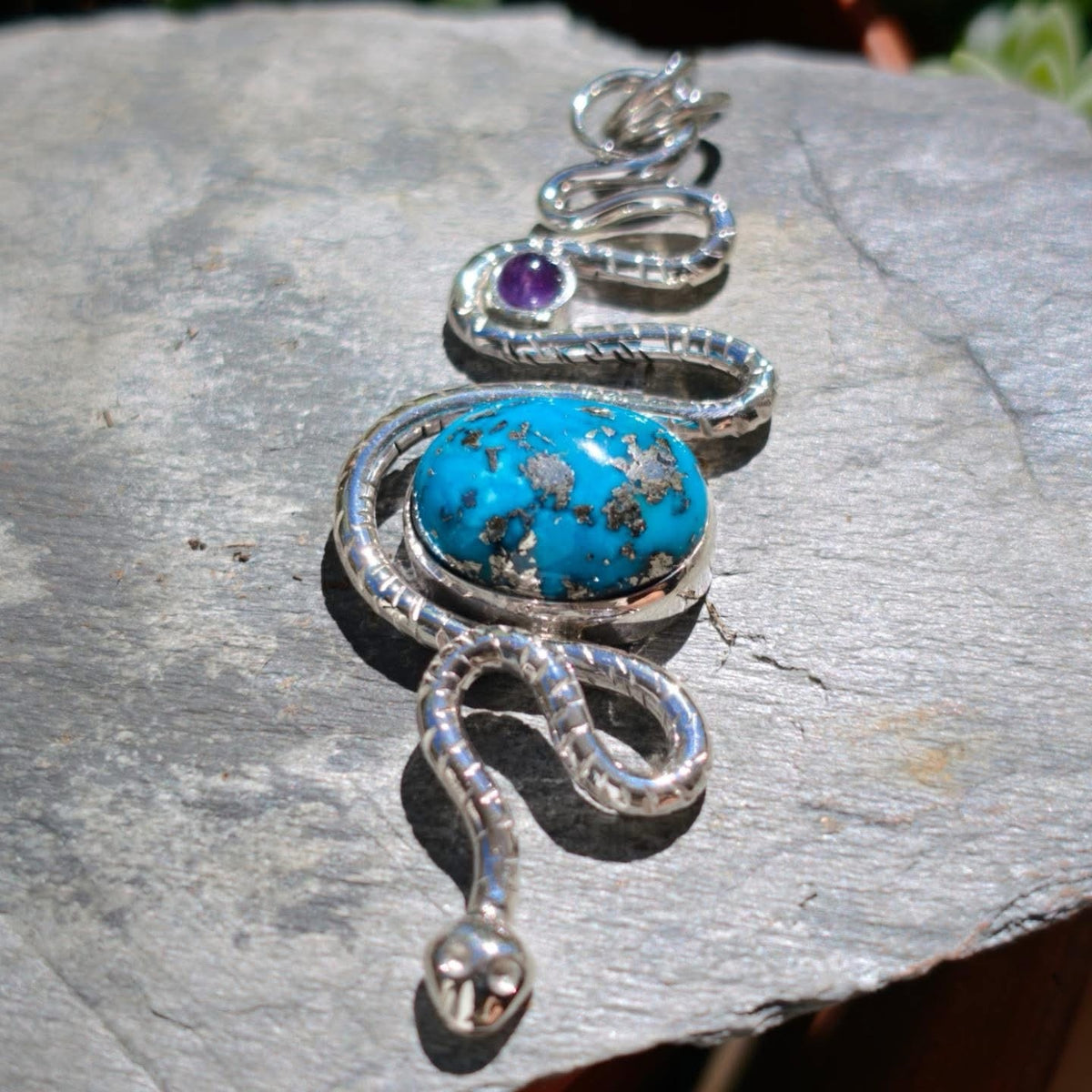 Colgante serpiente de plata 925 con turquesa de Irán y amatista, José Ares Design