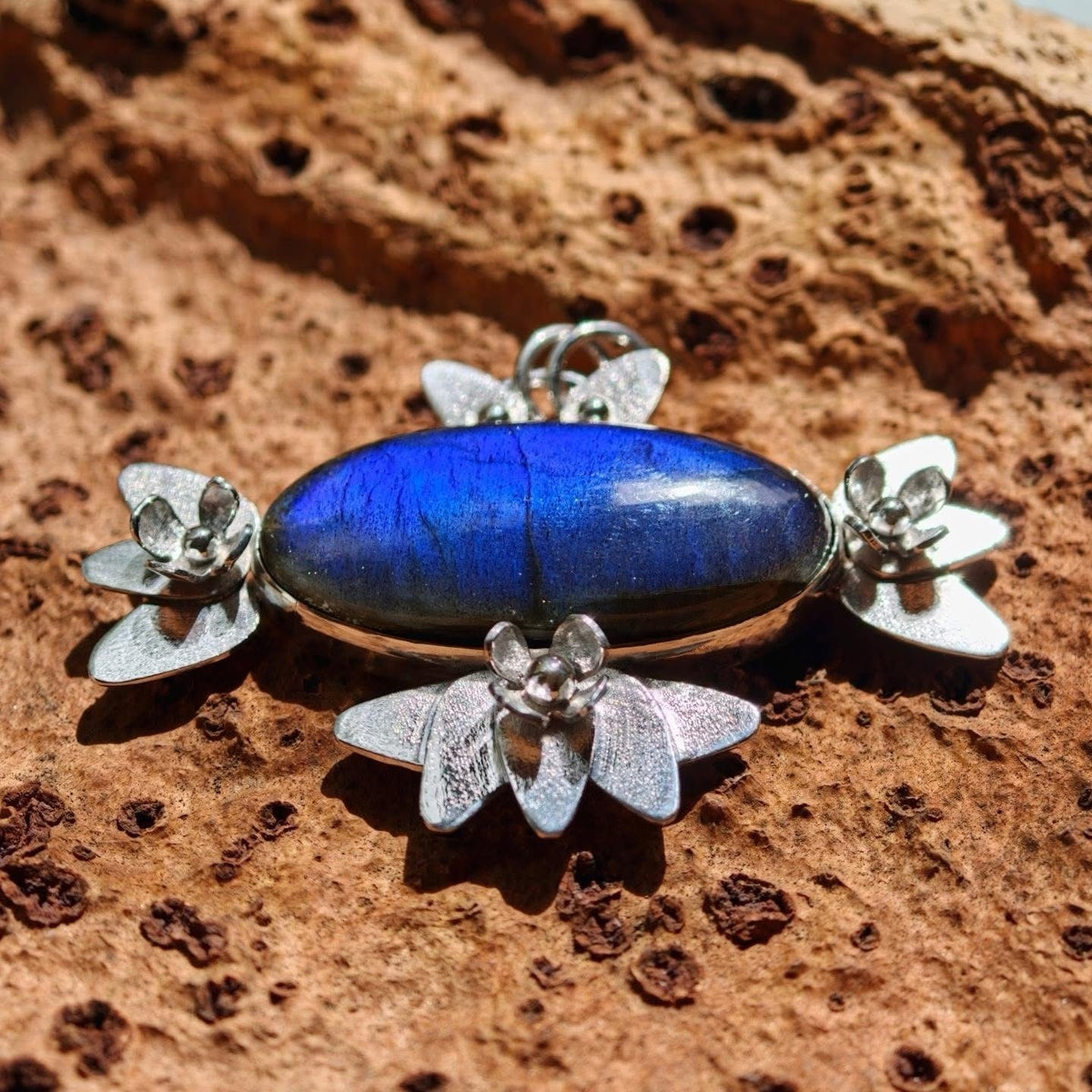 Colgante de labradorita azul con flores en plata de ley 925 - joyería de autor José Ares Design - foto 3