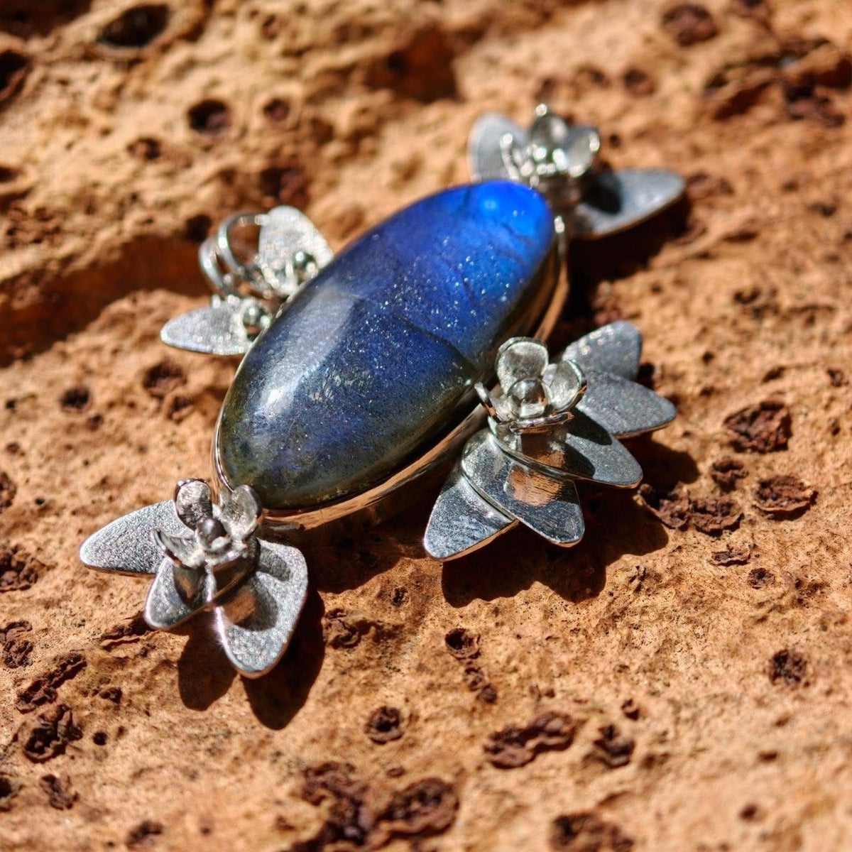 Colgante de labradorita azul con flores en plata de ley 925 - joyería de autor José Ares Design - foto 4