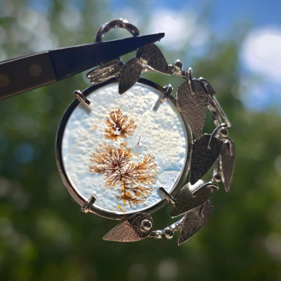 Colgante de ágata dendrítica con hojas en plata de ley 925 - joyería de autor José Ares Design - foto 2