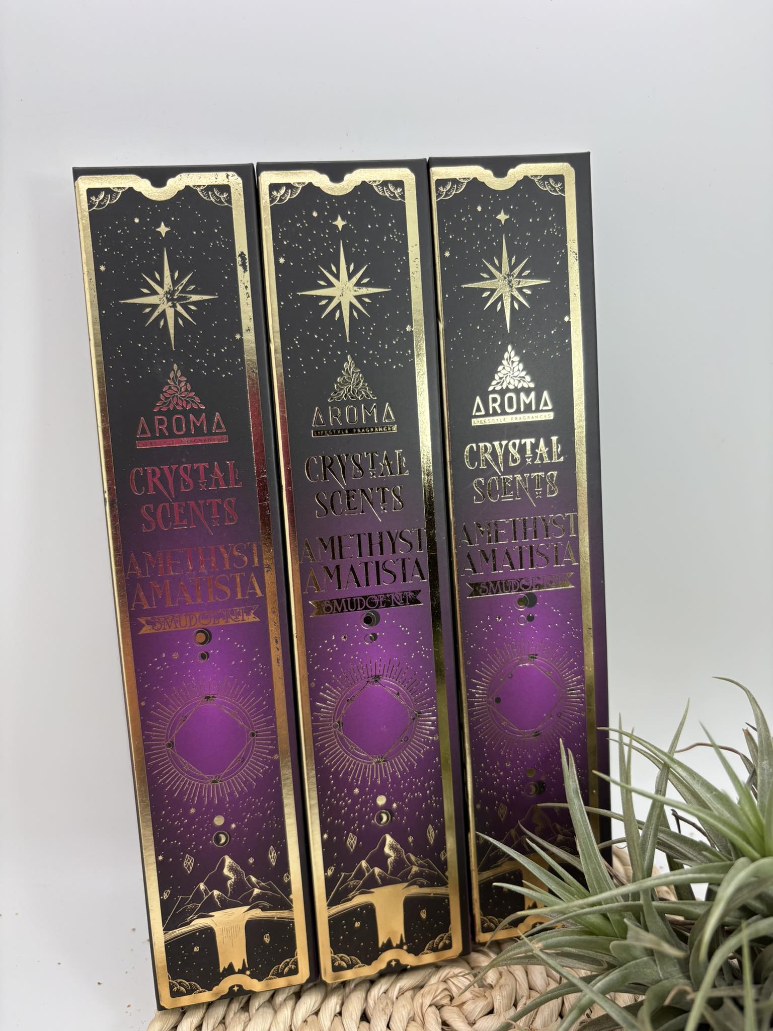 Incienso de la marca crystal con chips de amatista, ideal para terapias de meditación. 