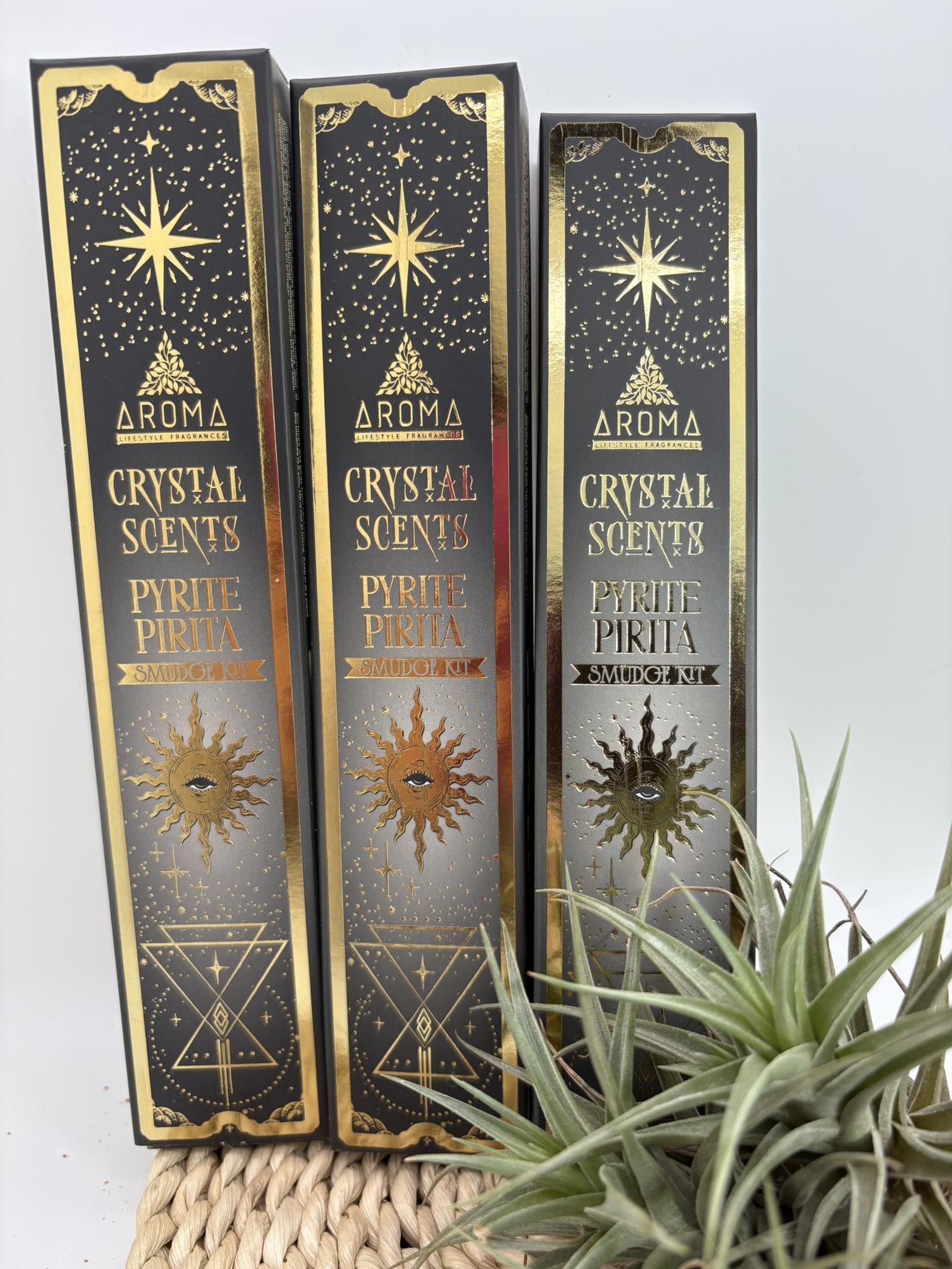 Incienso de pirita de la marca crystal, ideal para rituales de atraer dinero, abre caminos, altares y rituales.