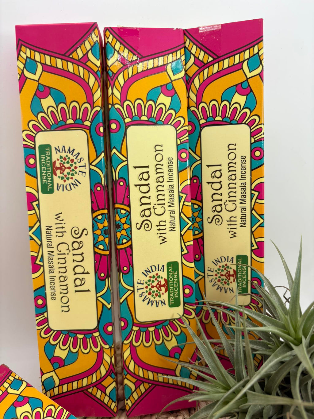 Incienso de sándalo y canela , de varillas tradicional. su aroma suave y delicioso.