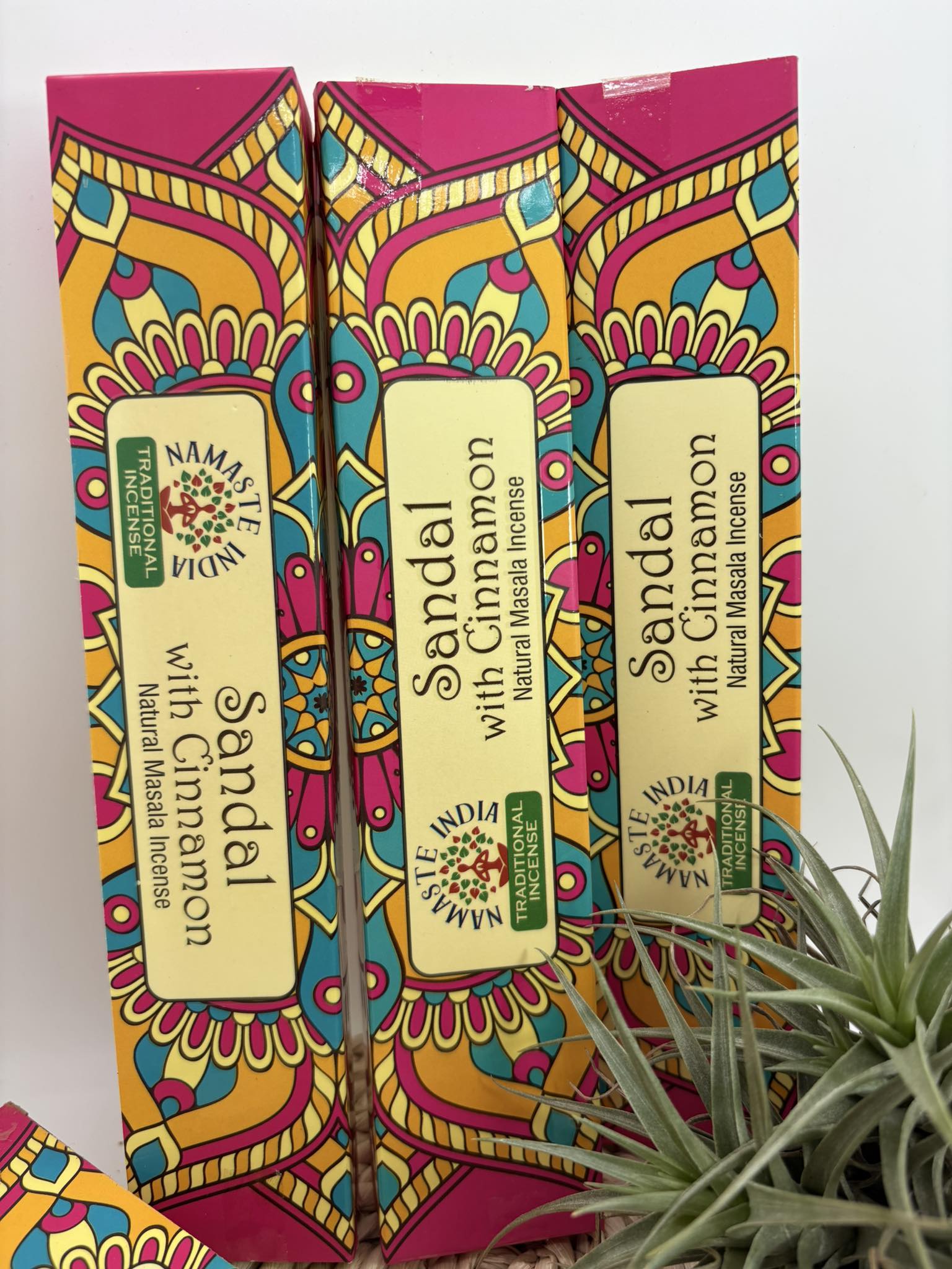 Incienso de sándalo y canela , de varillas tradicional. su aroma suave y delicioso.