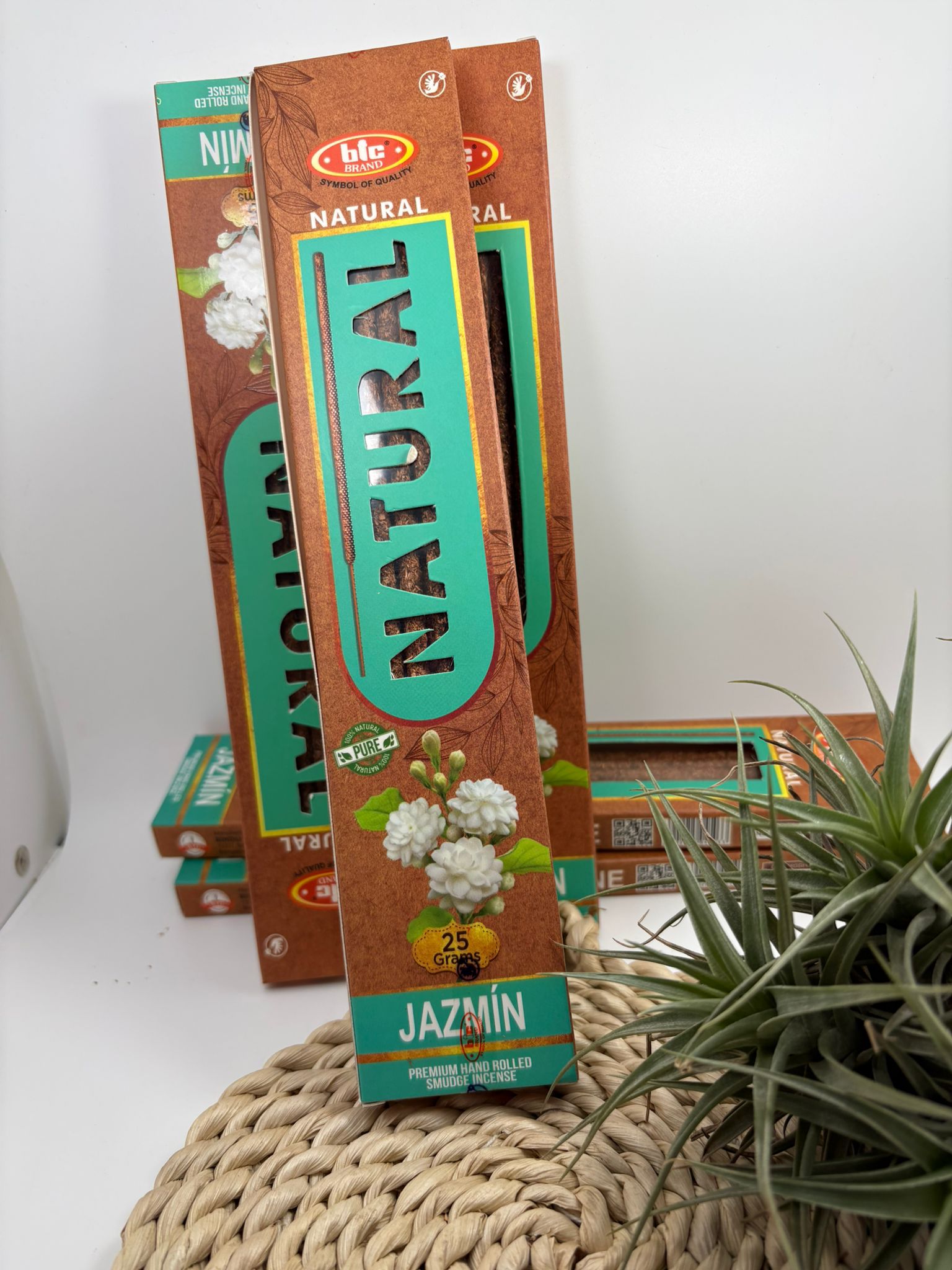 Incienso natural de jazmín de la marca btc. artesano y natural. ideal para meditación y aromaterapia.  