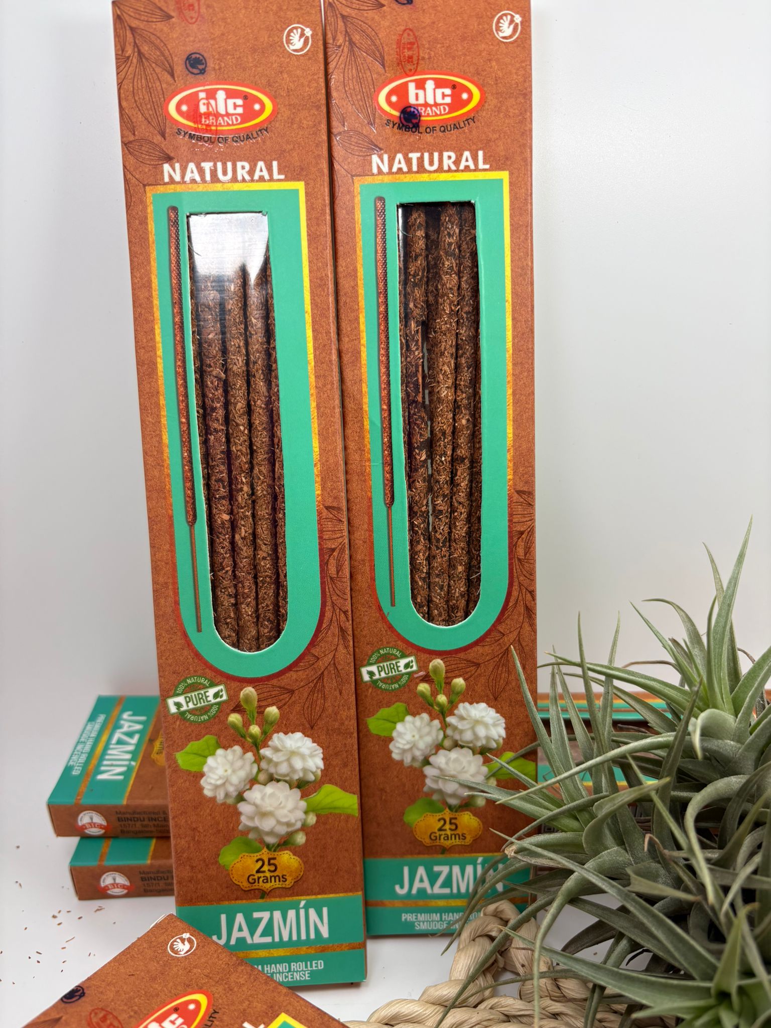 Incienso natural de jazmín de la marca btc. artesano y natural. ideal para meditación y aromaterapia.  