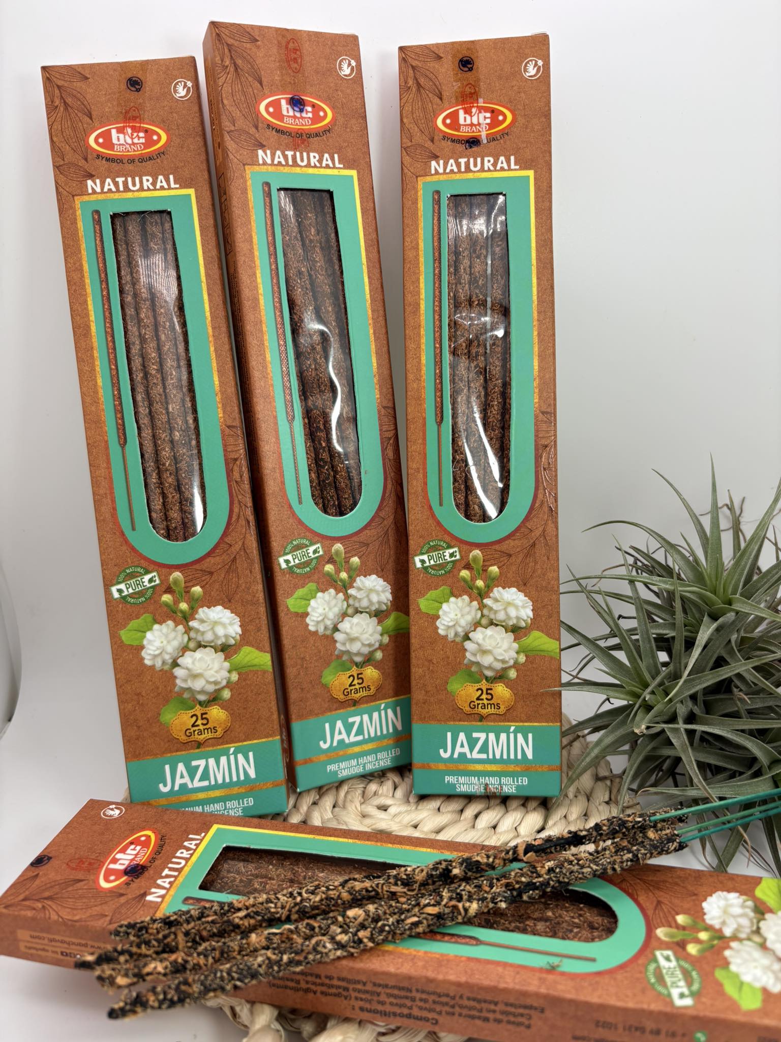 Incienso natural de jazmín de la marca btc. artesano y natural. ideal para meditación y aromaterapia.  