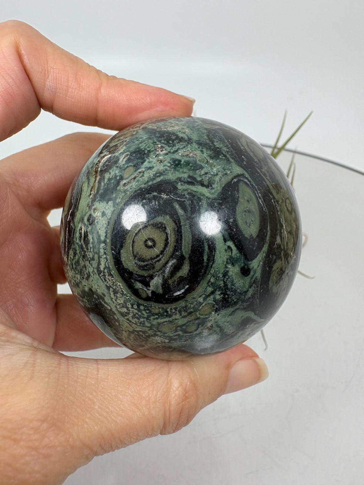 Esfera de jaspe kambaba de Madagascar. Una pieza de tonos verdes y dibujos únicos, asociada con la calma y el equilibrio.