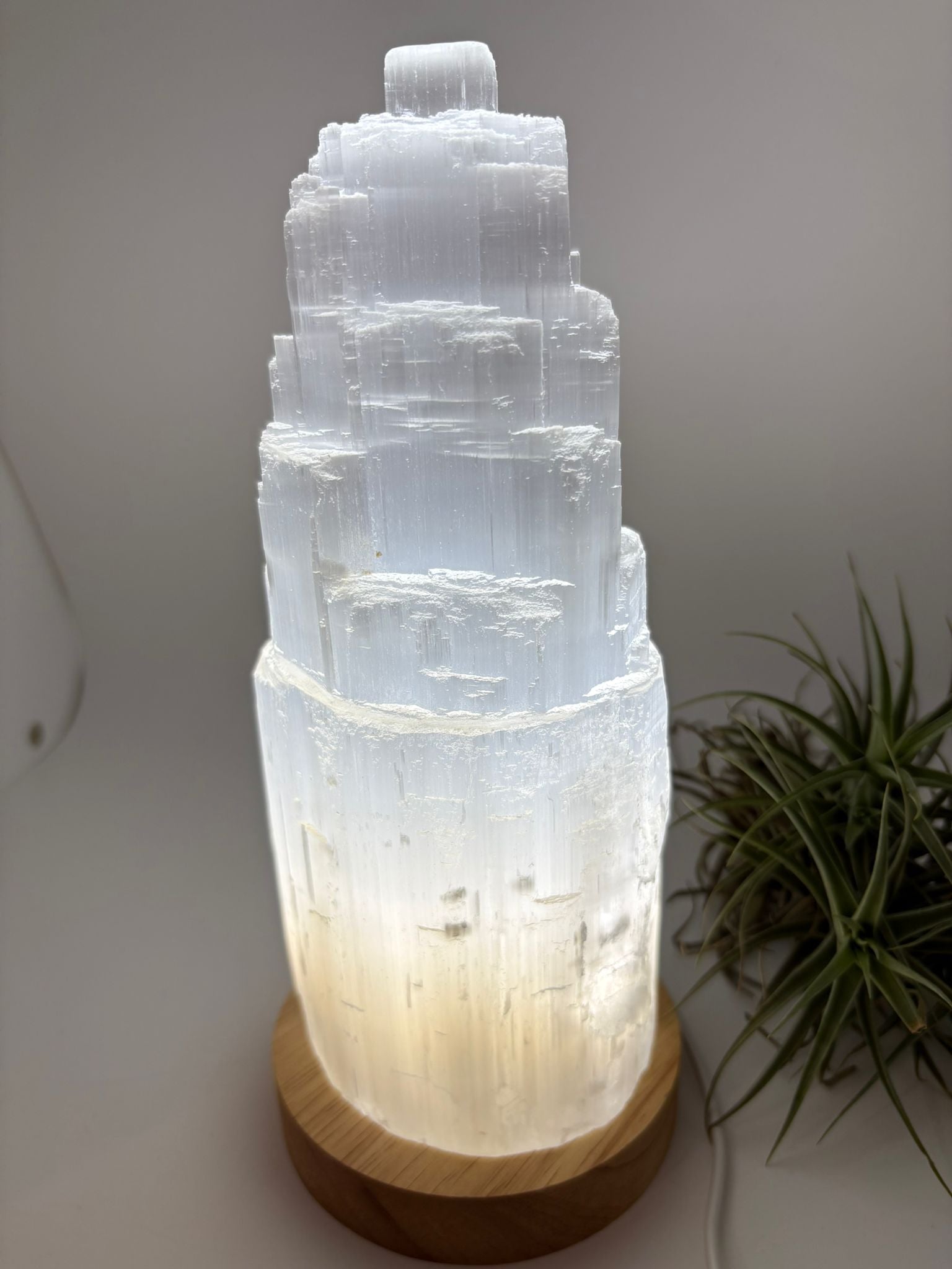Lámpara usb de selenita natural con base led de madera. Pieza de gran calidad, elegante y luminosa, ideal para decorar y armonizar cualquier espacio.