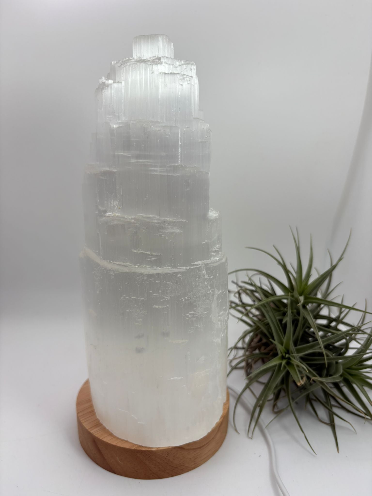 Lámpara usb de selenita natural con base led de madera. Pieza de gran calidad, elegante y luminosa, ideal para decorar y armonizar cualquier espacio.